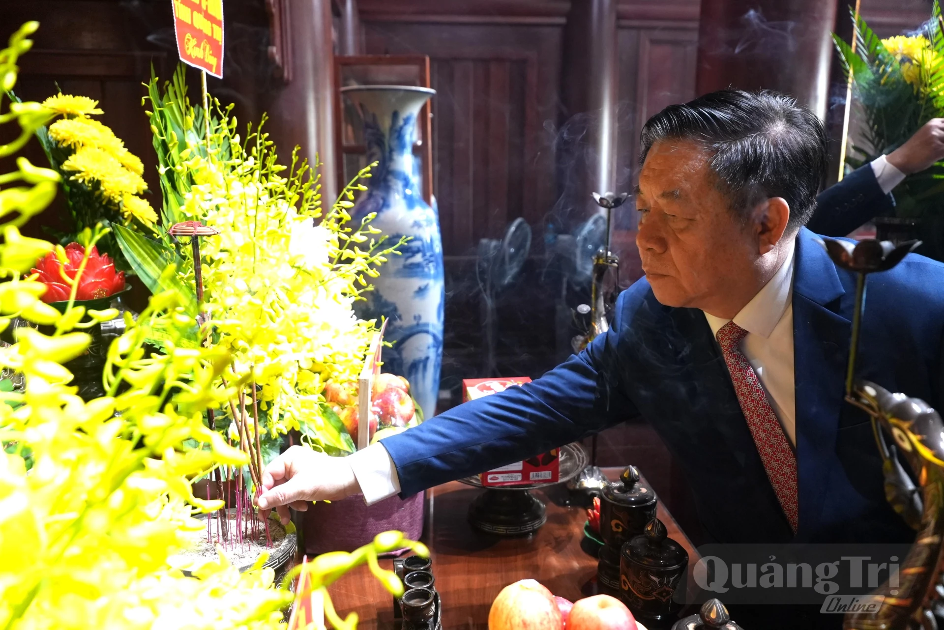 Đồng chí Đại tướng Nguyễn Trọng Nghĩa, Chủ nhiệm Tổng cục Chính trị Quân đội Nhân dân Việt Nam dâng hương, tri ân Đại tướng Võ Nguyên Giáp - Ảnh: T.Đ