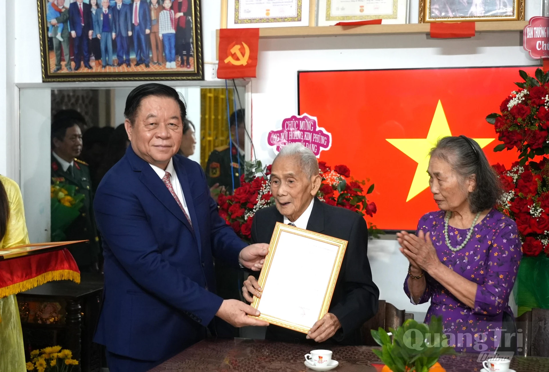 Đồng chí Đại tướng Nguyễn Trọng Nghĩa, Chủ nhiệm Tổng cục Chính trị Quân đội Nhân dân Việt Nam trao huy hiệu 80 năm tuổi Đảng cho đảng viên Hoàng Kim Phùng, ở phường Đông Hà - Ảnh: T.Đ