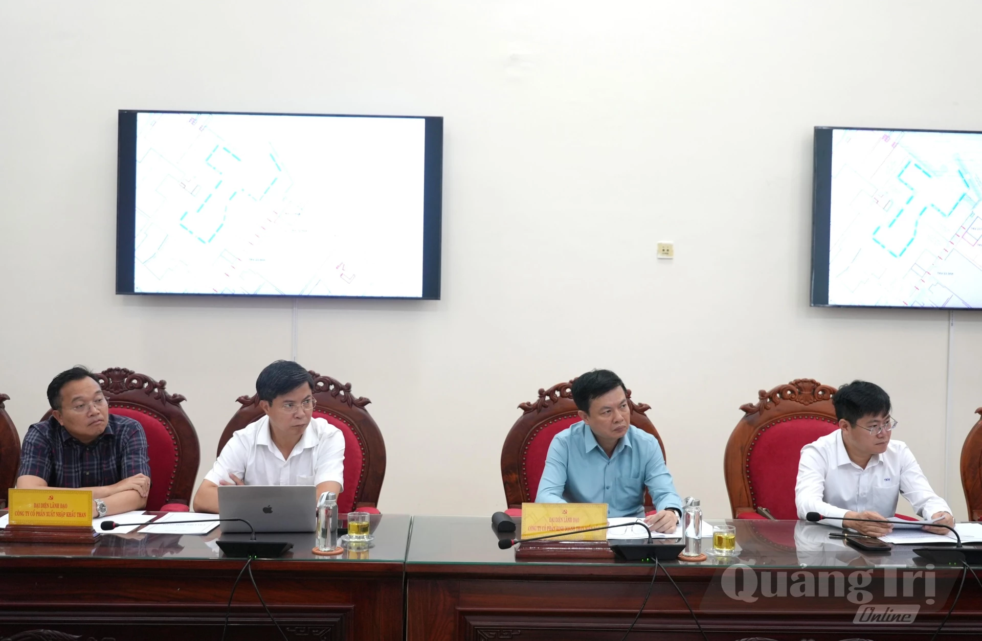 Các thành viên đoàn công tác của Tập đoàn Công nghiệp Than – Khoáng sản Việt Nam tham dự buổi làm việc - Ảnh: T.Đ