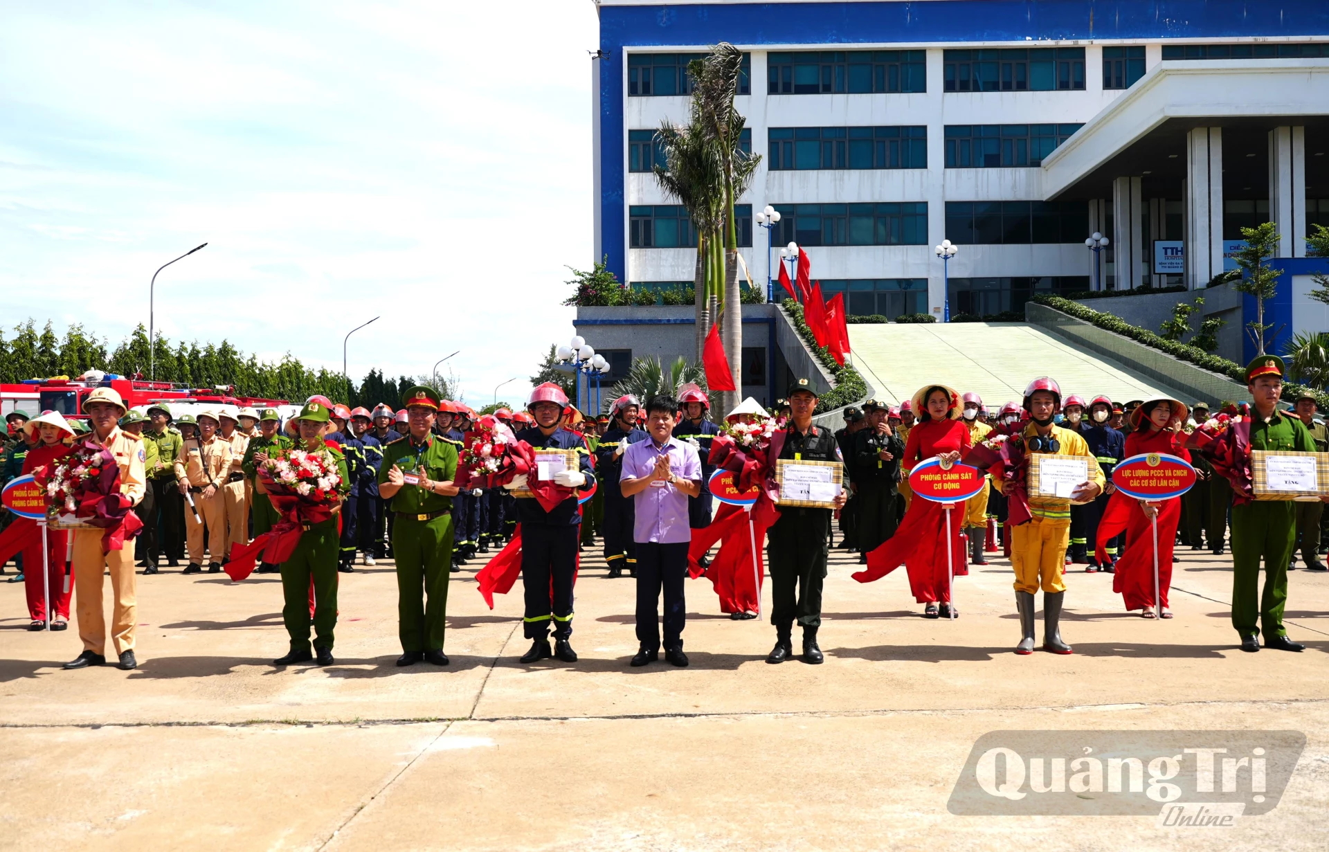Đồng chí Lê Văn Bảo, Phó Chủ tịch UBND tỉnh tặng quà, động viên các lực lượng tham gia cuộc diễn tập - Ảnh: T.Đ