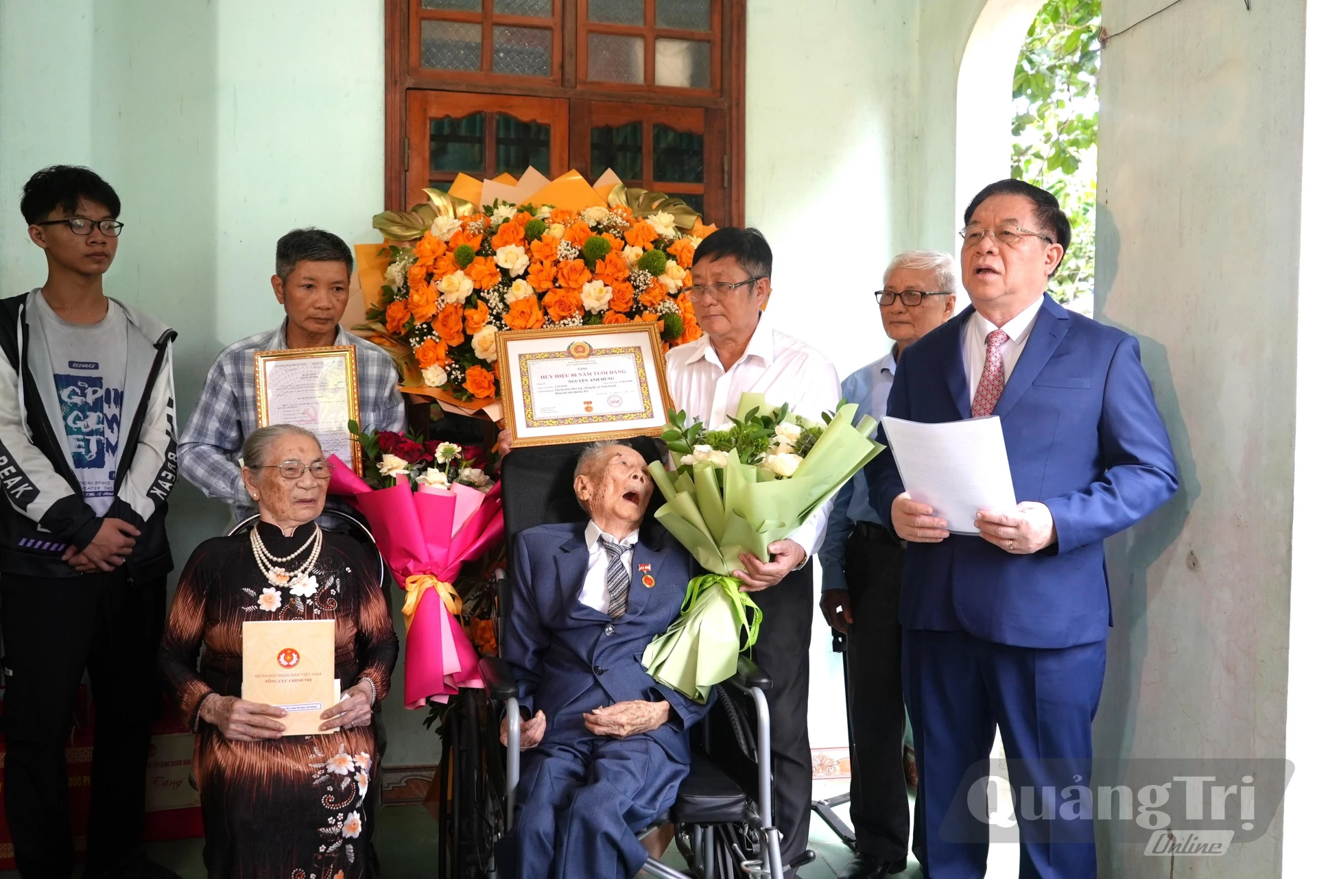 Đồng chí Đại tướng Nguyễn Trọng Nghĩa, Chủ nhiệm Tổng cục Chính trị Quân đội Nhân dân Việt Nam mong muốn đảng viên Nguyễn Anh Hùng và gia đình tiếp tục phát huy tốt truyền thống cách mạng - Ảnh: T.Đ