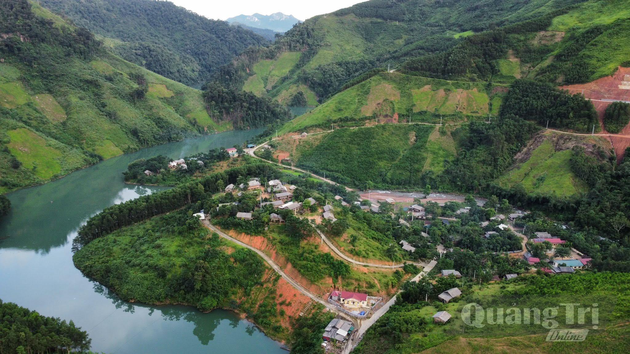 Lòng hồ thủy điện La Trọng và bản Dộ-Tà Vờng đẹp như bức tranh thủy mặc - Ảnh: X.V