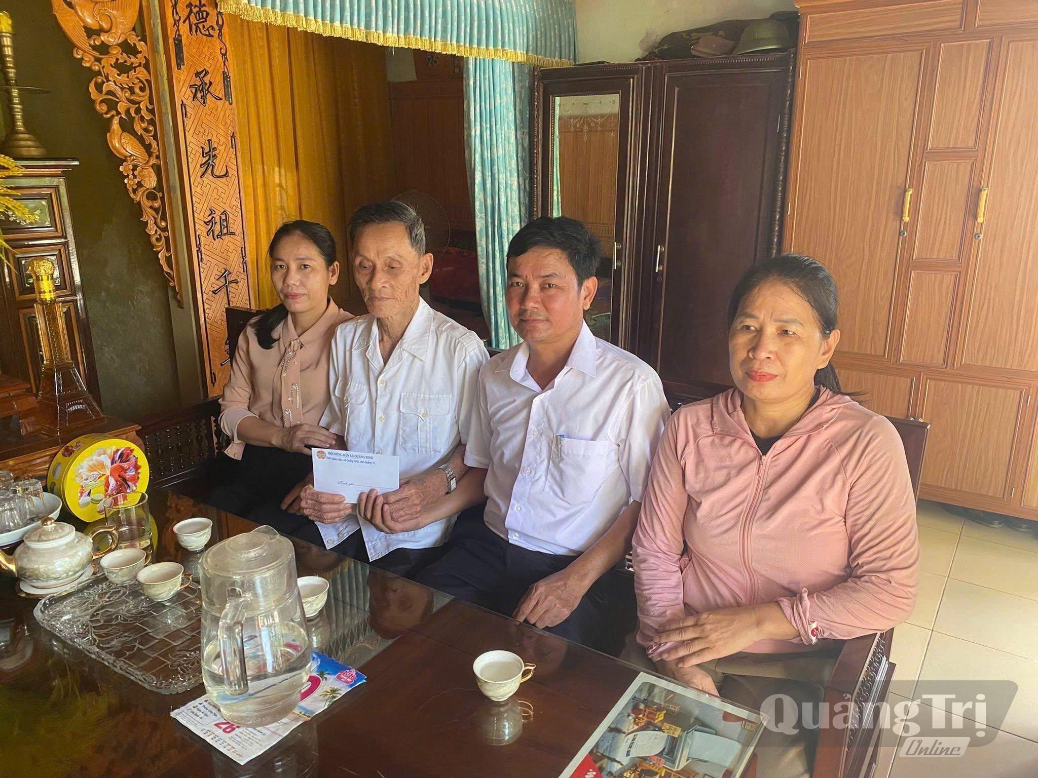 Lãnh đạo Ủy ban MTTQ Việt Nam xã Quảng Ninh thăm, tặng quà gia đình chính sách - Ảnh: N.K