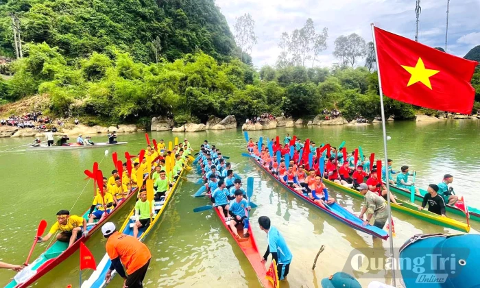Sôi động lễ hội đua thuyền ở Kim Phú