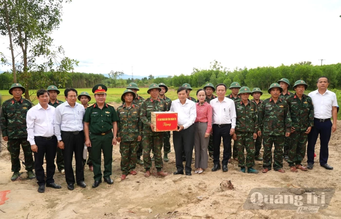Đồng chí Chủ tịch UBND tỉnh thăm, động viên lực lượng tìm kiếm, quy tập hài cốt liệt sĩ tại khu vực Câu Nhi