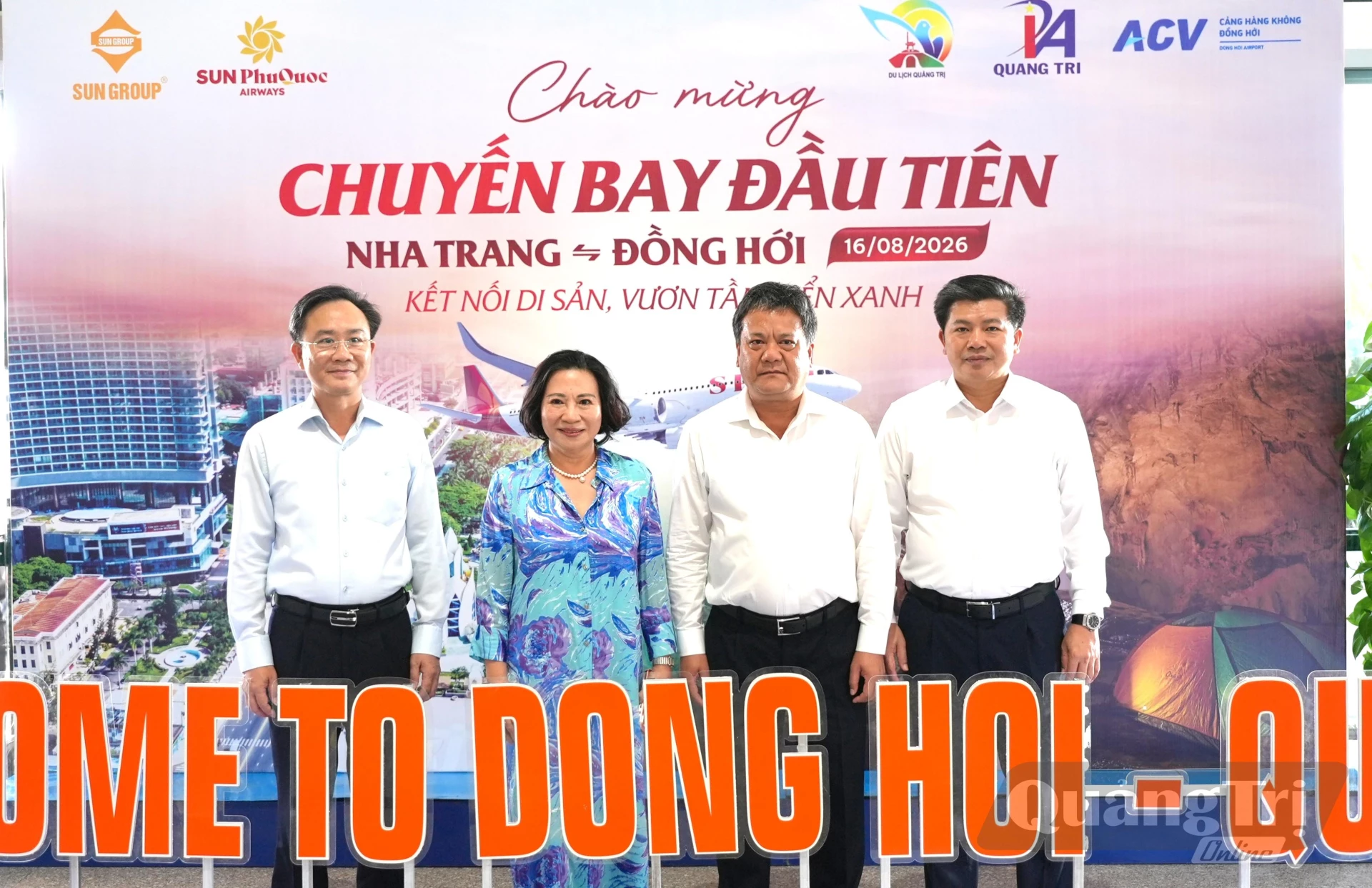 Đồng chí Trần Vũ Khiêm, Phó Bí thư Thường trực Tỉnh ủy, Trưởng Đoàn ĐBQH tỉnh Quảng Trị và các đại biểu chụp ảnh lưu niệm cùng đồng chí Trần Phong, Bí thư Tỉnh ủy Khánh Hòa tại sân bay Đồng Hới - Ảnh: T.Đ