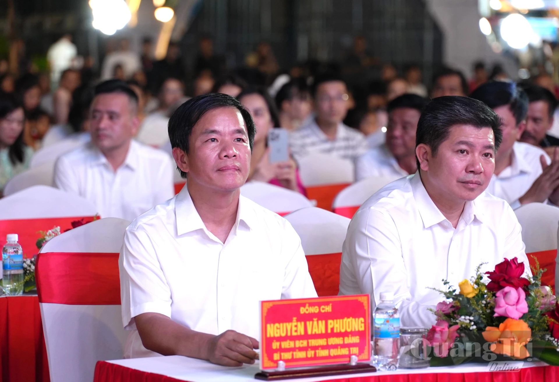Đồng chí Nguyễn Văn Phương, Bí thư Tỉnh ủy Quảng Trị và đồng chí Trần Vũ Khiêm, Phó Bí thư Thường trực Tỉnh ủy, Trưởng Đoàn ĐBQH tỉnh tham dự lễ khai mạc - Ảnh: T.Đ