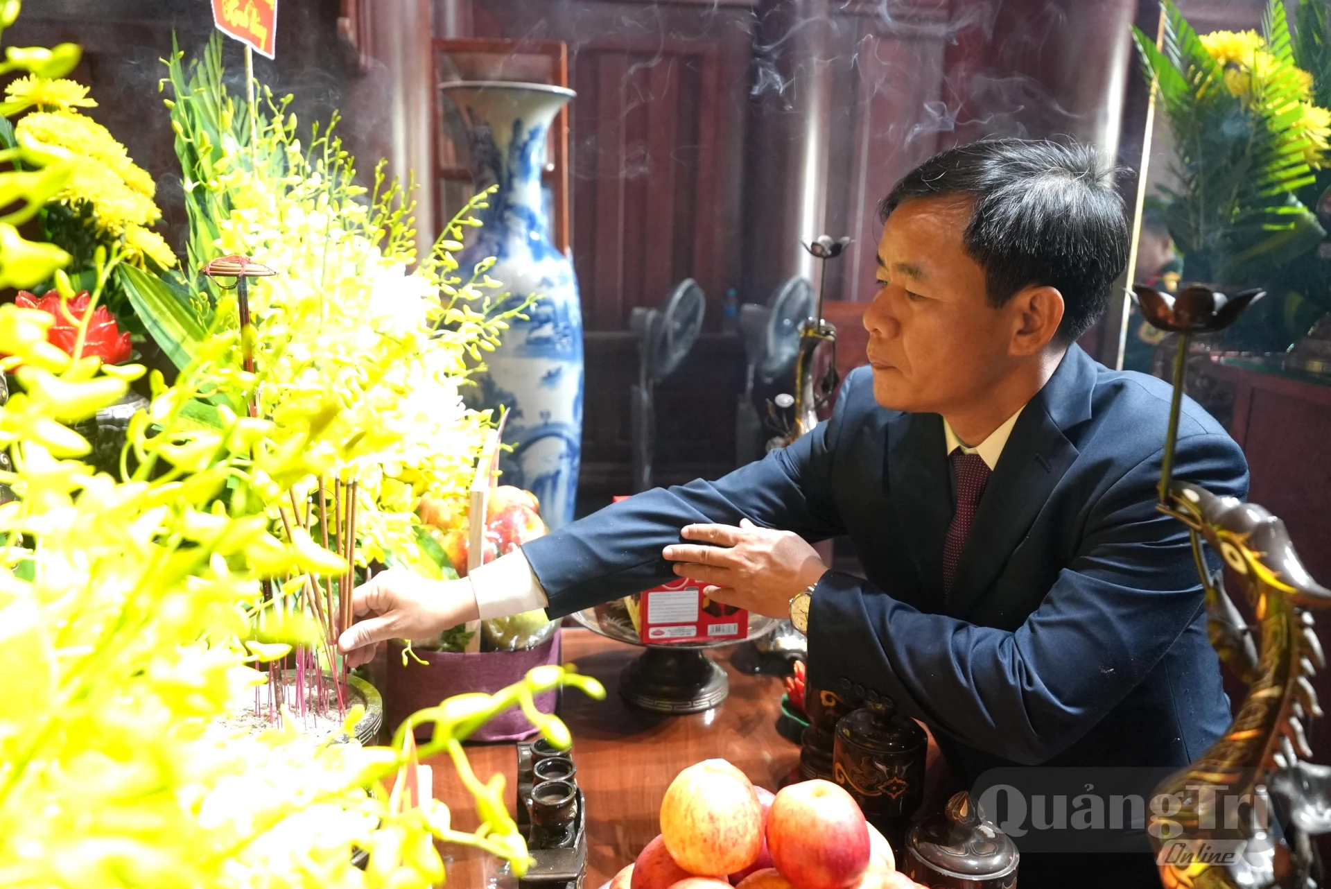 Đồng chí Nguyễn Văn Phương, Bí thư Tỉnh ủy dâng hương, tri ân Đại tướng Võ Nguyên Giáp - Ảnh: T.Đ

