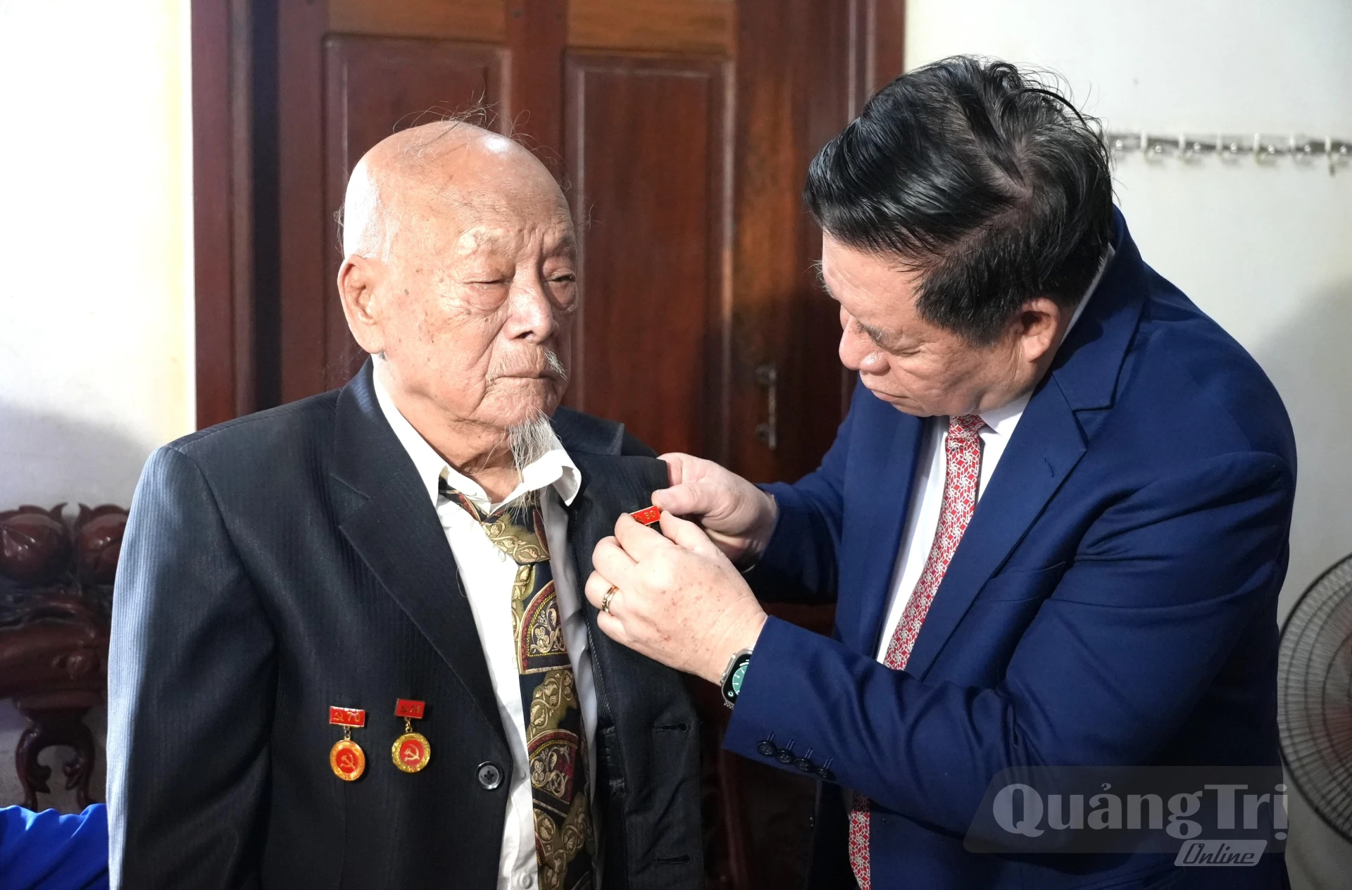 Đồng chí Đại tướng Nguyễn Trọng Nghĩa, Chủ nhiệm Tổng cục Chính trị Quân đội Nhân dân Việt Nam trao huy hiệu 80 năm tuổi Đảng cho đảng viên Phan Bá Phù, ở xã Ái Tử - Ảnh: T.Đ