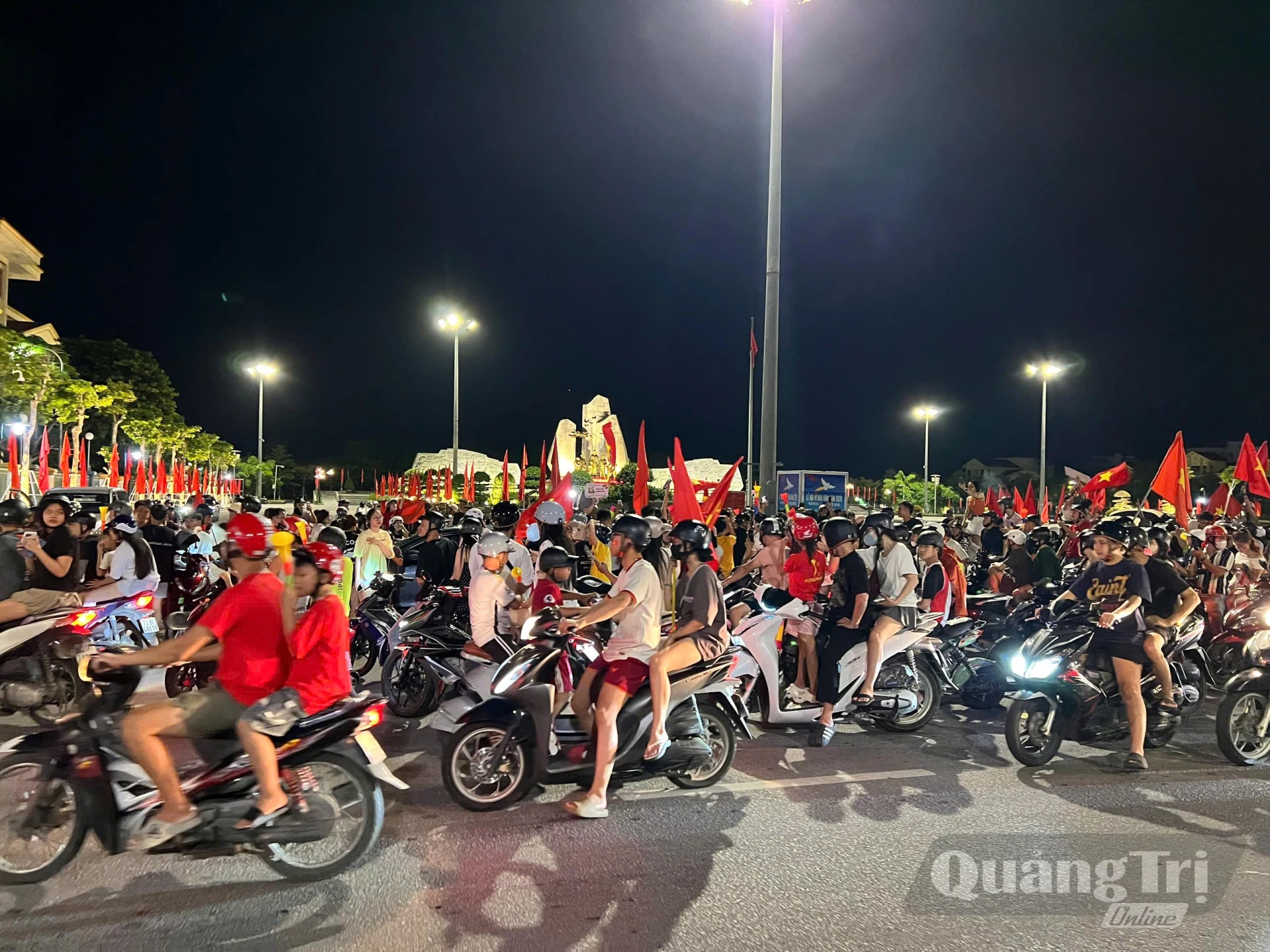 Đường phố rực rỡ cờ, hoa sau chiến thắng của đội tuyển bóng đá Việt Nam - Ảnh: Trần Hòa
