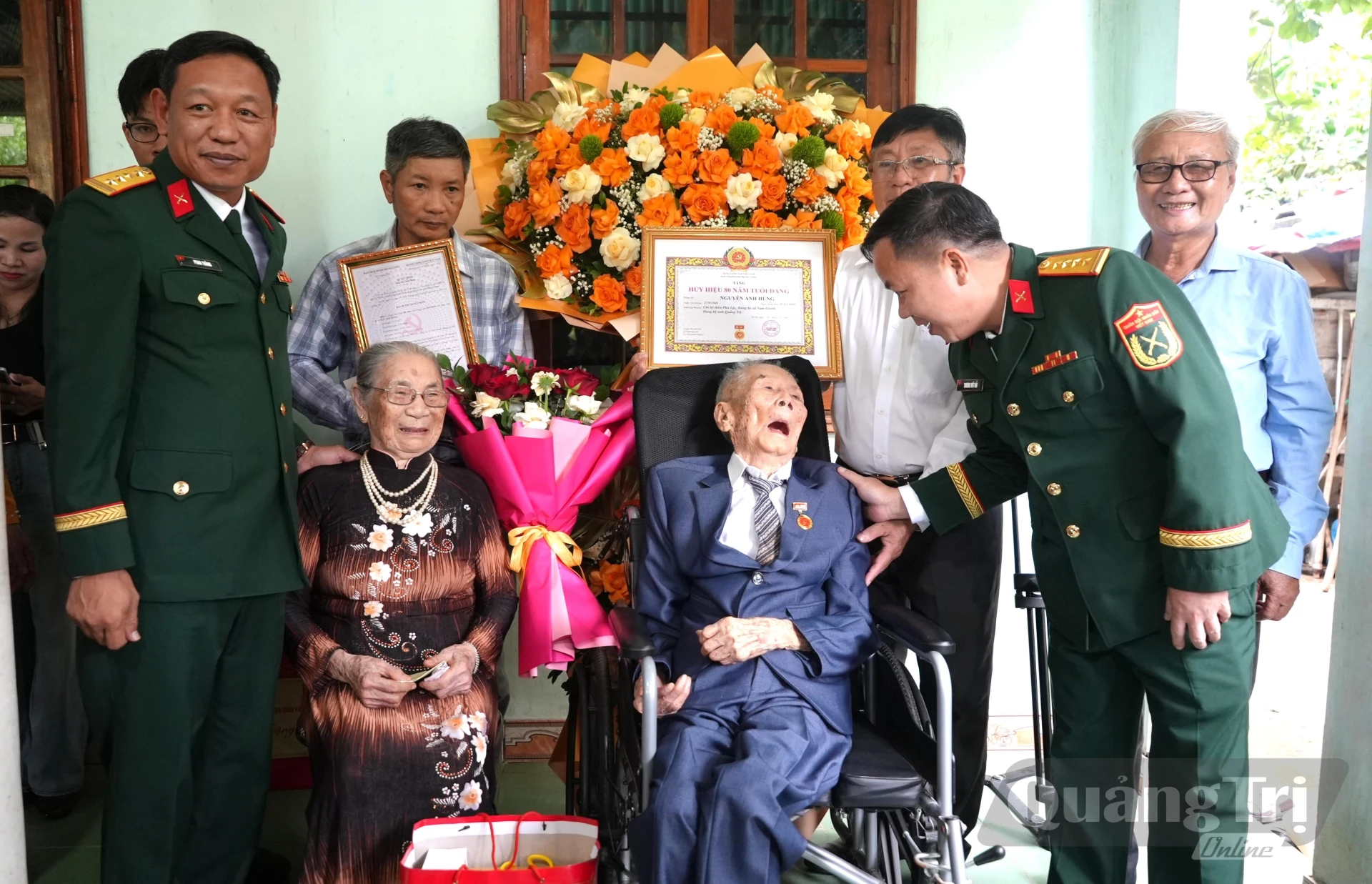 Lãnh đạo Bộ Chỉ huy Quân sự tỉnh tặng quà cho đảng viên Nguyễn Anh Hùng - Ảnh: T.Đ
