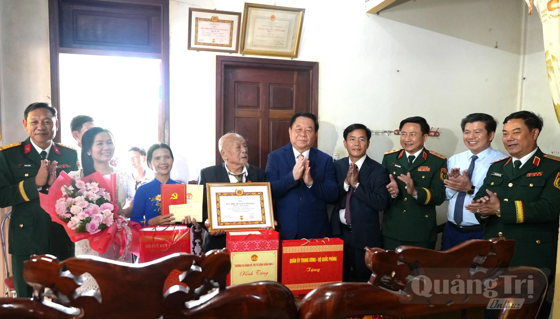 Đồng chí Đại tướng Nguyễn Trọng Nghĩa, Chủ nhiệm Tổng cục Chính trị Quân đội Nhân dân Việt Nam, lãnh đạo Quân khu 4 và tỉnh Quảng Trị chúc mừng đảng viên Phan Bá Phù, ở xã Ái Tử - Ảnh: T.Đ