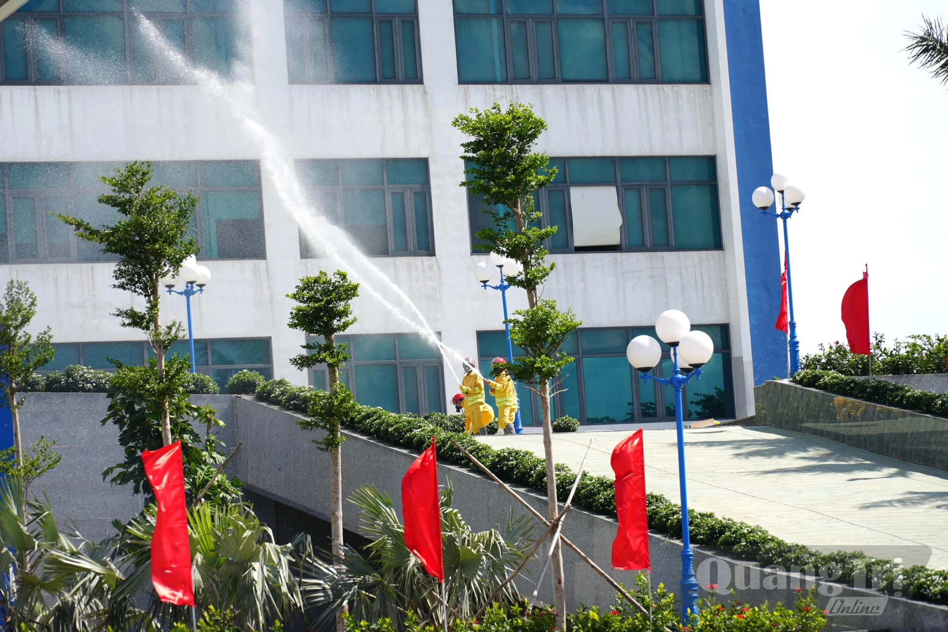 Lực lượng chữa cháy ở cơ sở tham gia chữa cháy - Ảnh: T.Đ