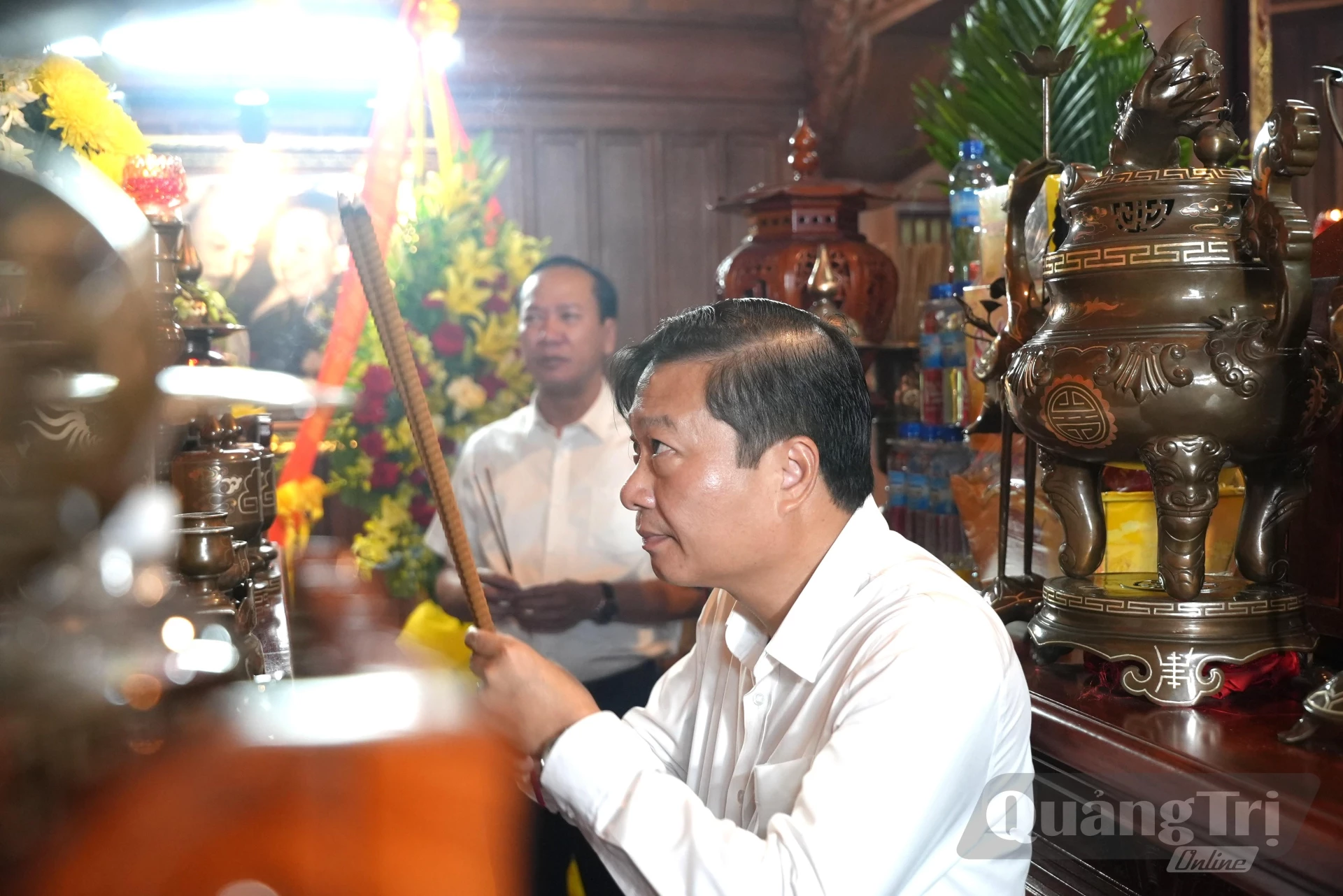 Đồng chí Lê Hồng Vinh, Chủ tịch UBND tỉnh tri ân công lao của Chủ tịch Hồ Chí Minh và các anh hùng liệt sĩ- Ảnh: T.Đ