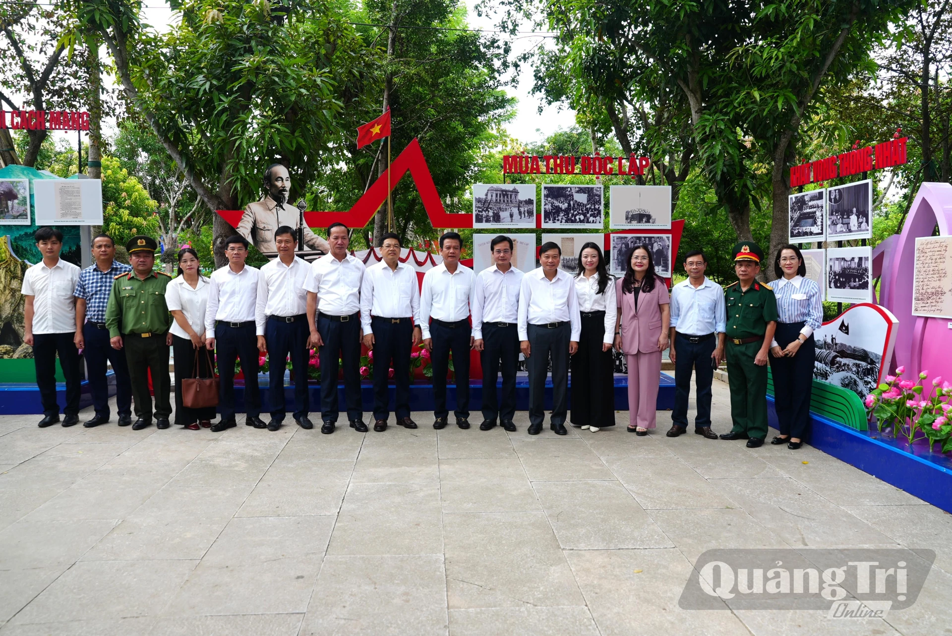 Đoàn đại biểu UBND tỉnh Quảng Trị chụp ảnh lưu niệm tại Khu di tích Quốc gia đặc biệt Kim Liên, tỉnh Nghệ An - Ảnh: T.Đ