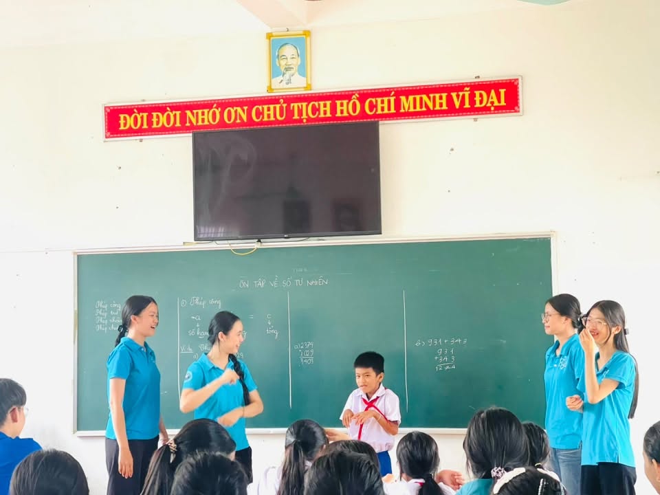 Các em học sinh được dạy những kỹ năng cần thiết từ lớp học - Ảnh: Đ.V
