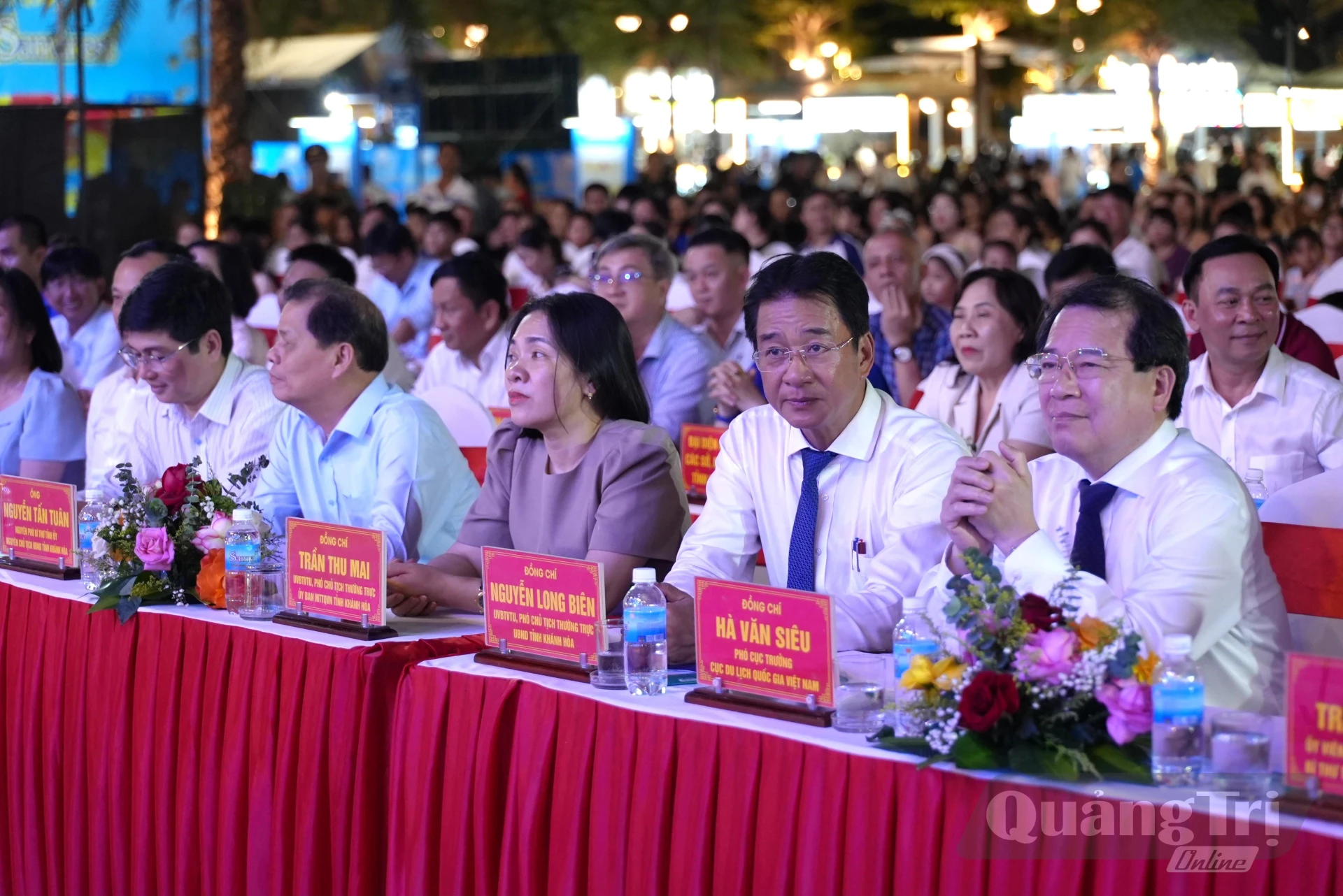 Các đại biểu tham dự lễ khai mạc - Ảnh: T.Đ