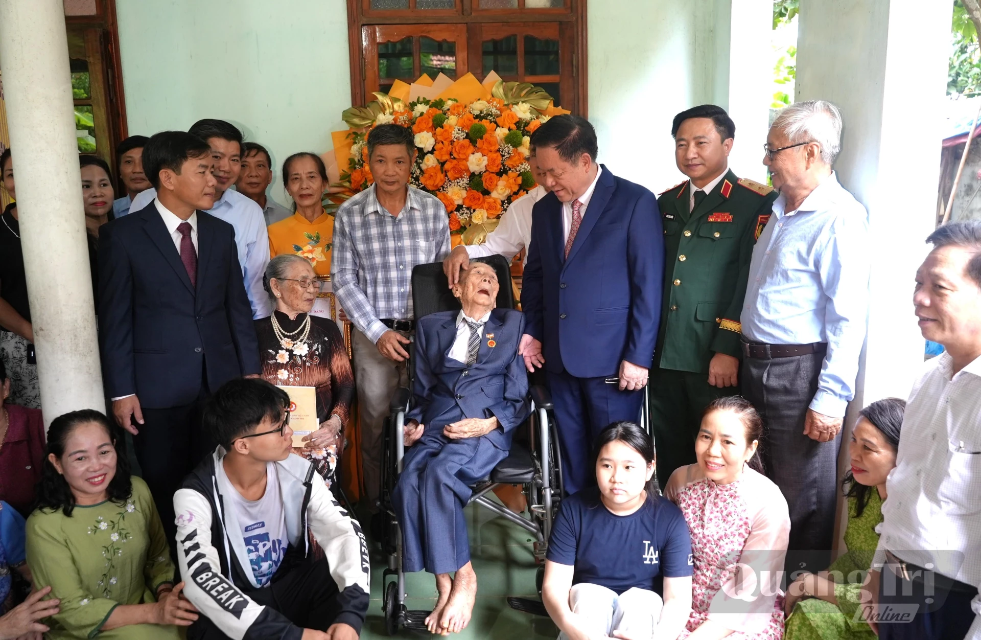 Đồng chí Đại tướng Nguyễn Trọng Nghĩa, Chủ nhiệm Tổng cục Chính trị Quân đội Nhân dân Việt Nam, lãnh đạo Quân khu 4, tỉnh Quảng Trị chụp ảnh lưu niệm cùng gia đình đảng viên Nguyễn Anh Hùng - Ảnh: T.Đ