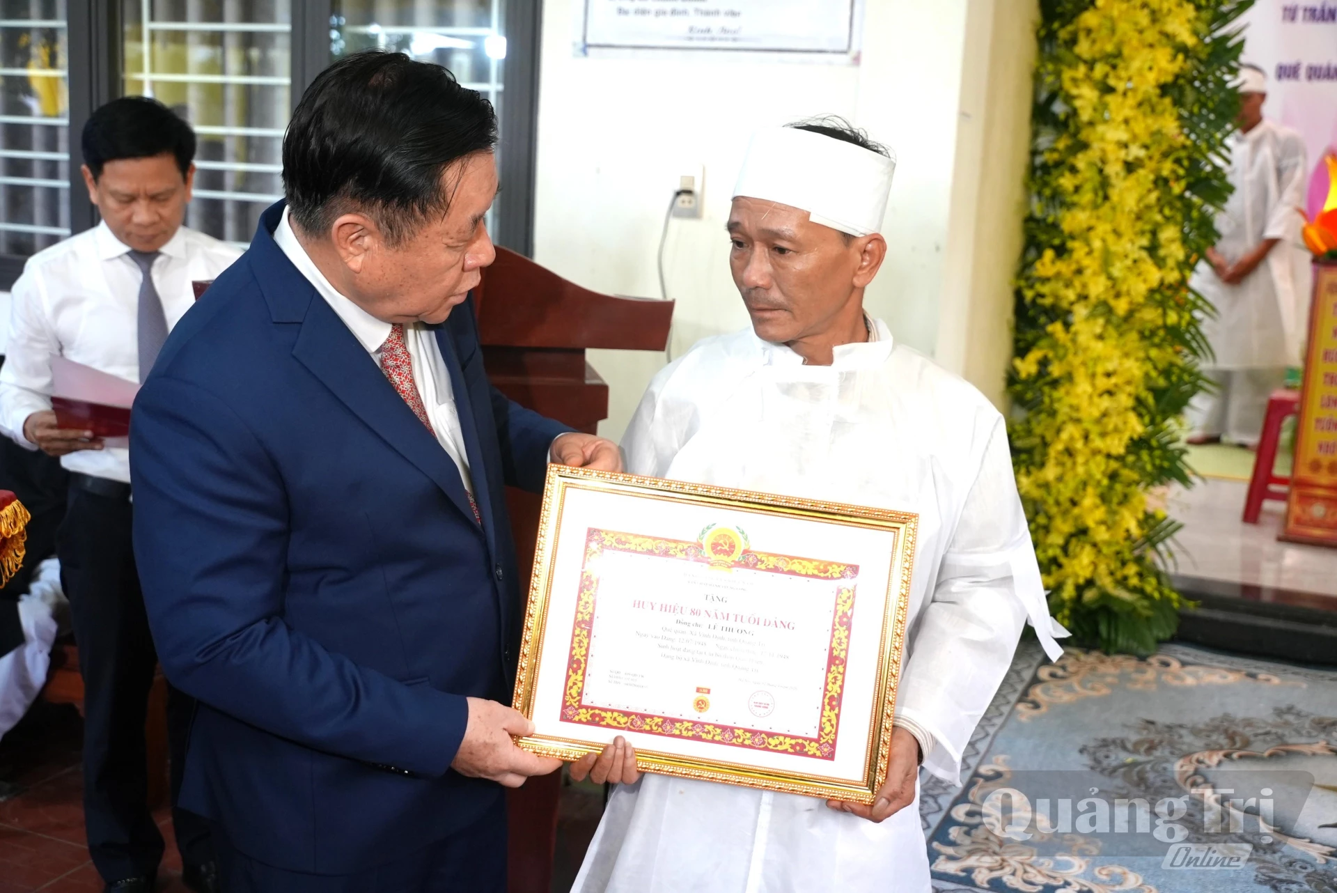 Đồng chí Đại tướng Nguyễn Trọng Nghĩa, Chủ nhiệm Tổng cục Chính trị Quân đội Nhân dân Việt Nam trao huy hiệu 80 năm tuổi Đảng cho thân nhân đảng viên Lê Thương, ở xã Vĩnh Định - Ảnh: T.Đ