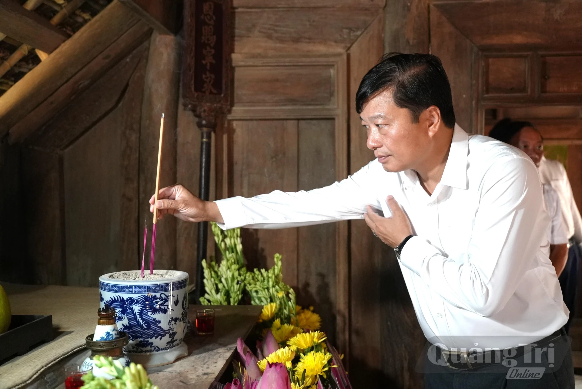Đồng chí Lê Hồng Vinh, Chủ tịch UBND tỉnh dâng hương tại Nhà cụ Phó bảng Nguyễn Sinh Sắc – thân sinh của Chủ tịch Hồ Chí Minh - Ảnh: T.Đ