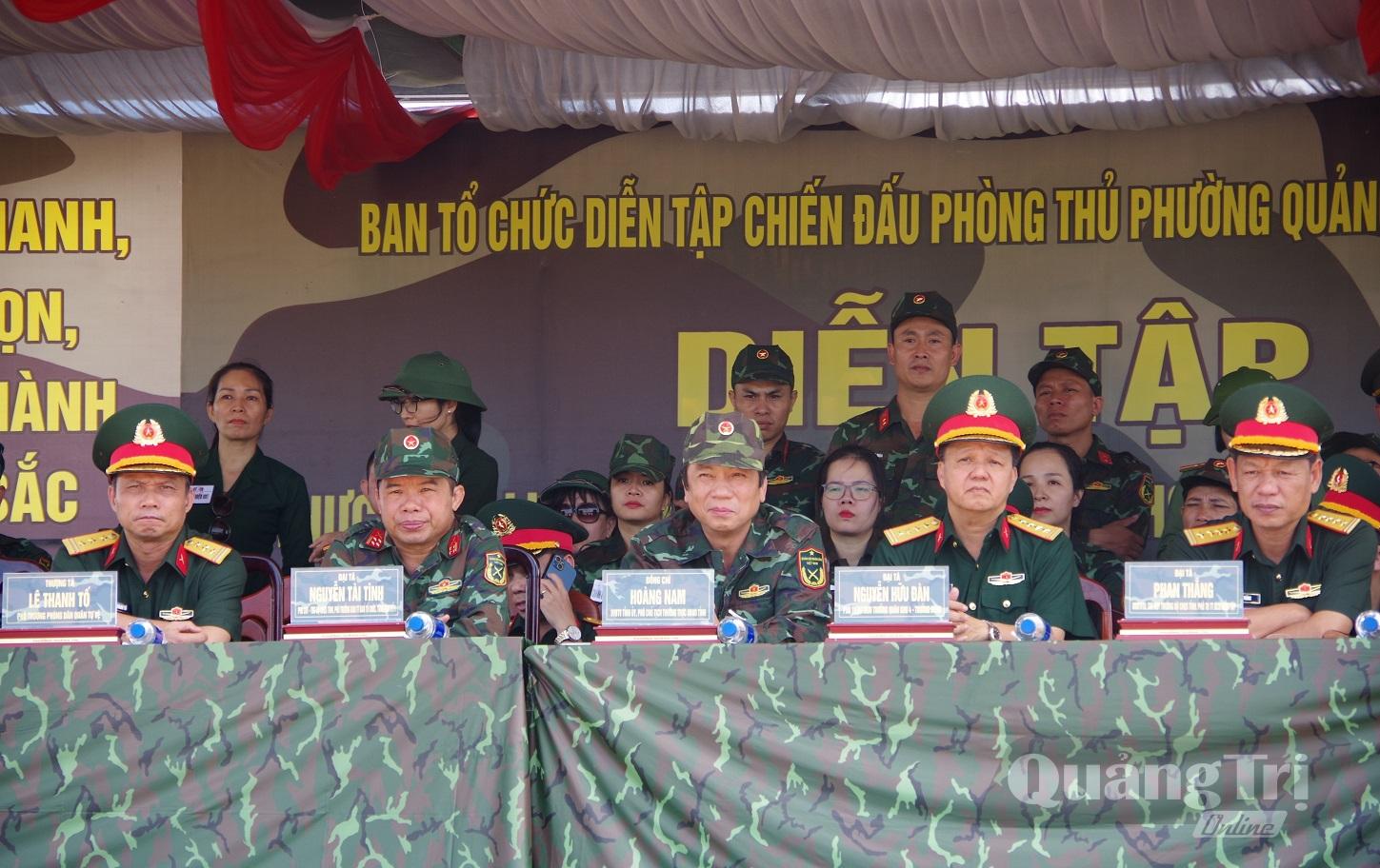 Các đại biểu dự theo dõi và chỉ đạo thực binh tập kích địch tạm dừng - Ảnh: X.D