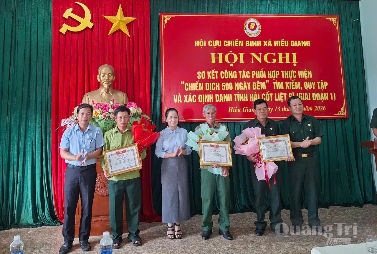 Đại diện lãnh đạo Hội Cựu chiến binh tỉnh và xã Hiếu Giang trao bằng khen cho các hội viên cựu chiến binh có thành tích xuất sắc trong cung cấp thông tin, tham gia quy tập hài cốt liệt sĩ - Ảnh: V.T