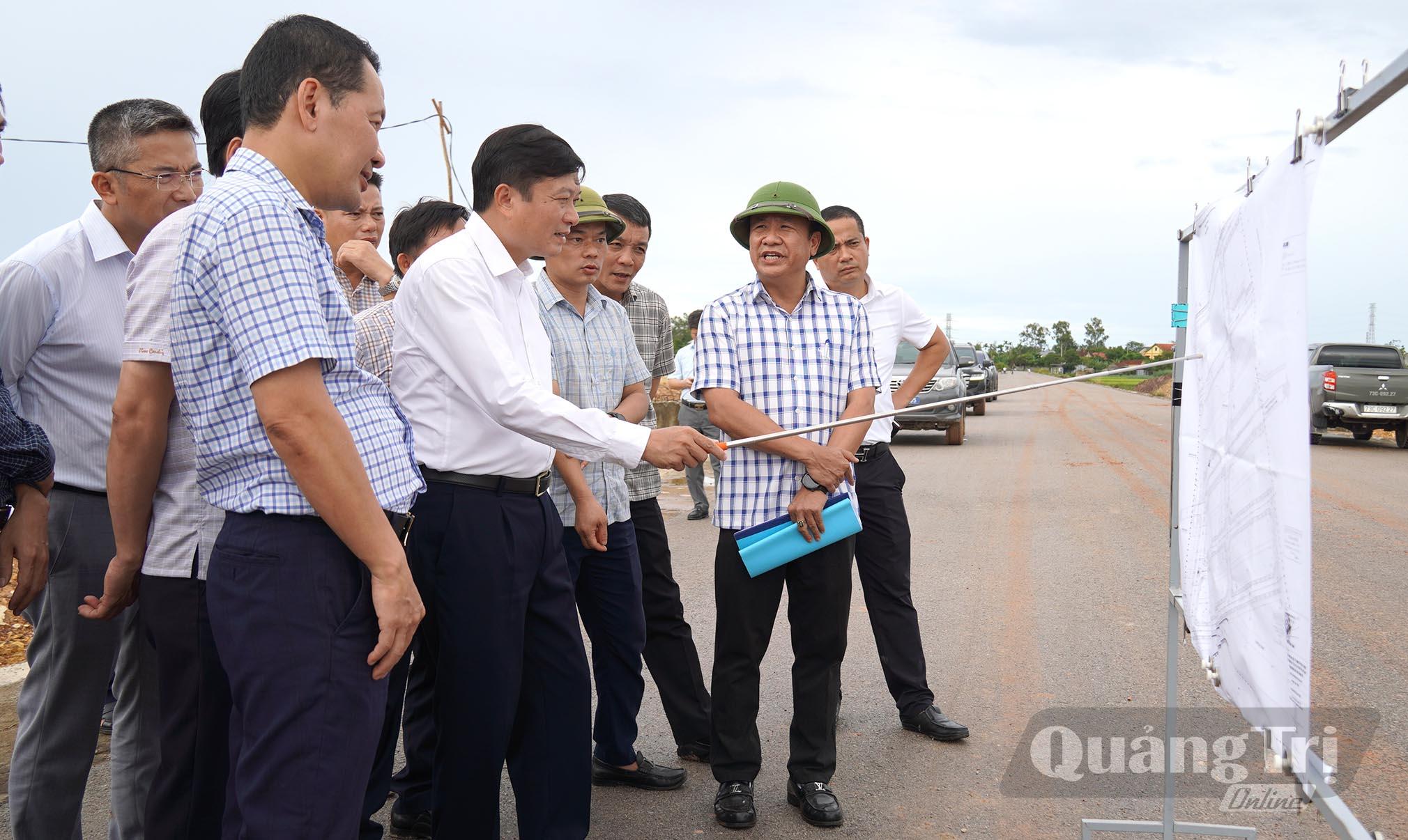 kiểm tra tiến độ thực hiện các dự án tái định cư tại phường Đồng Sơn - Ảnh: C.H