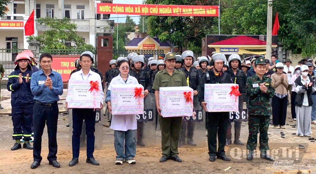 Lãnh đạo xã Minh Hóa tặng quà các đơn vị tham gia diễn tập - Ảnh: C.T