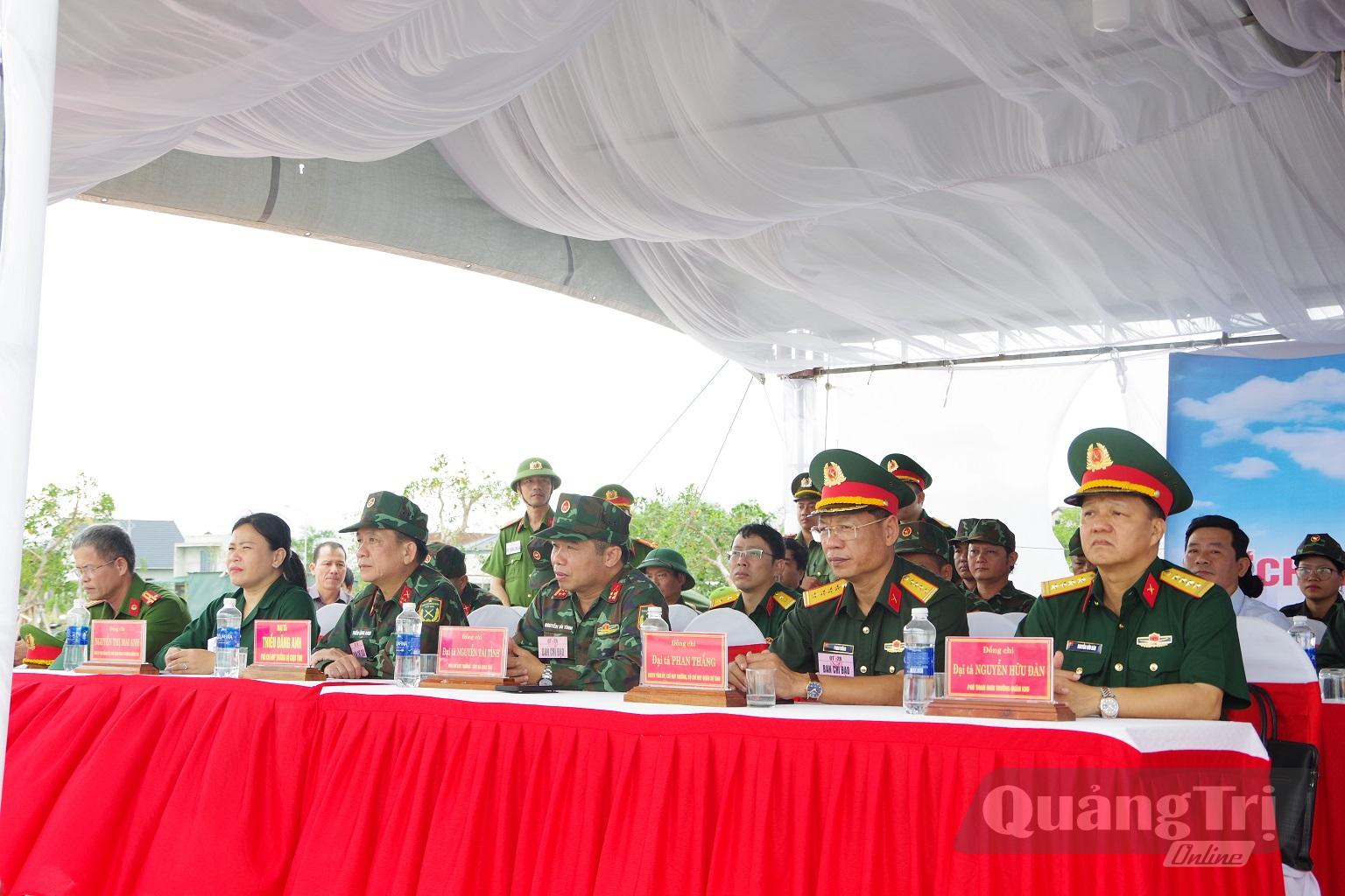 Các đại biểu dự theo dõi và chỉ đạo thực binh A2 - Ảnh: X.D