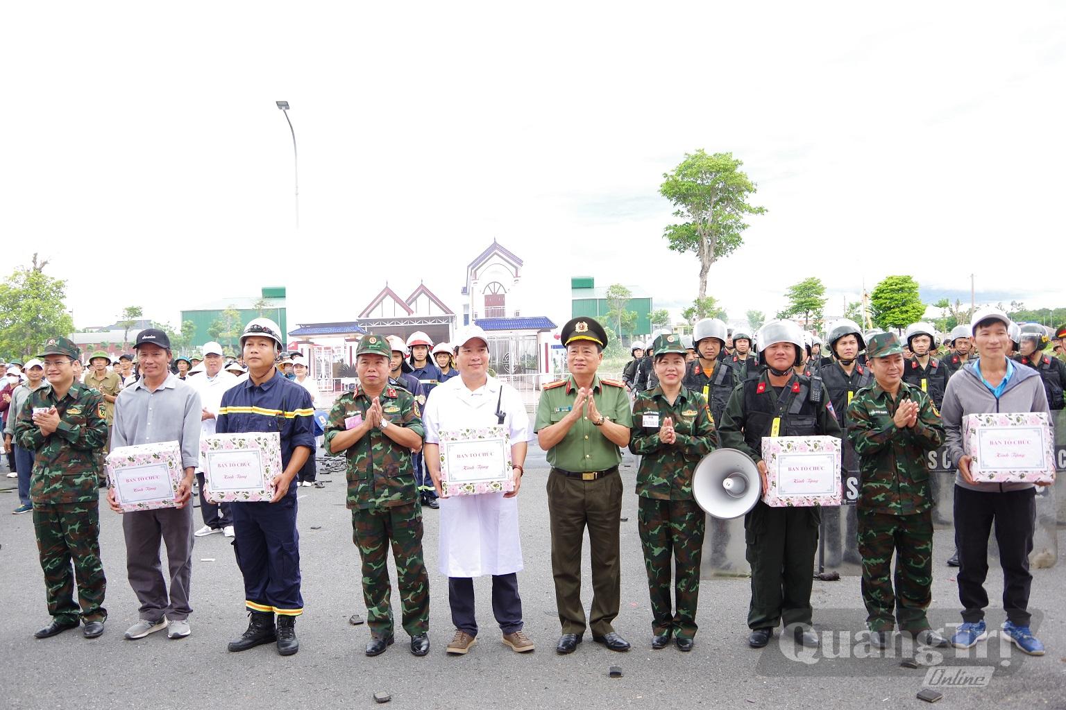 Ban Chỉ đạo diễn tập tỉnh và lãnh đạo các xã Vĩnh Hoàng, Vĩnh Linh, Lệ Ninh năm 2026 tặng quà, động viên các lực thượng tham gia thực binh A2 - Ảnh: X.D