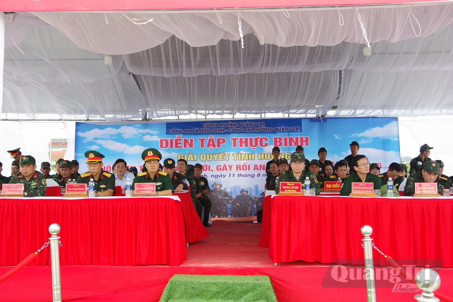 Các đại biểu dự theo dõi và chỉ đạo thực binh A2 - Ảnh: X.D