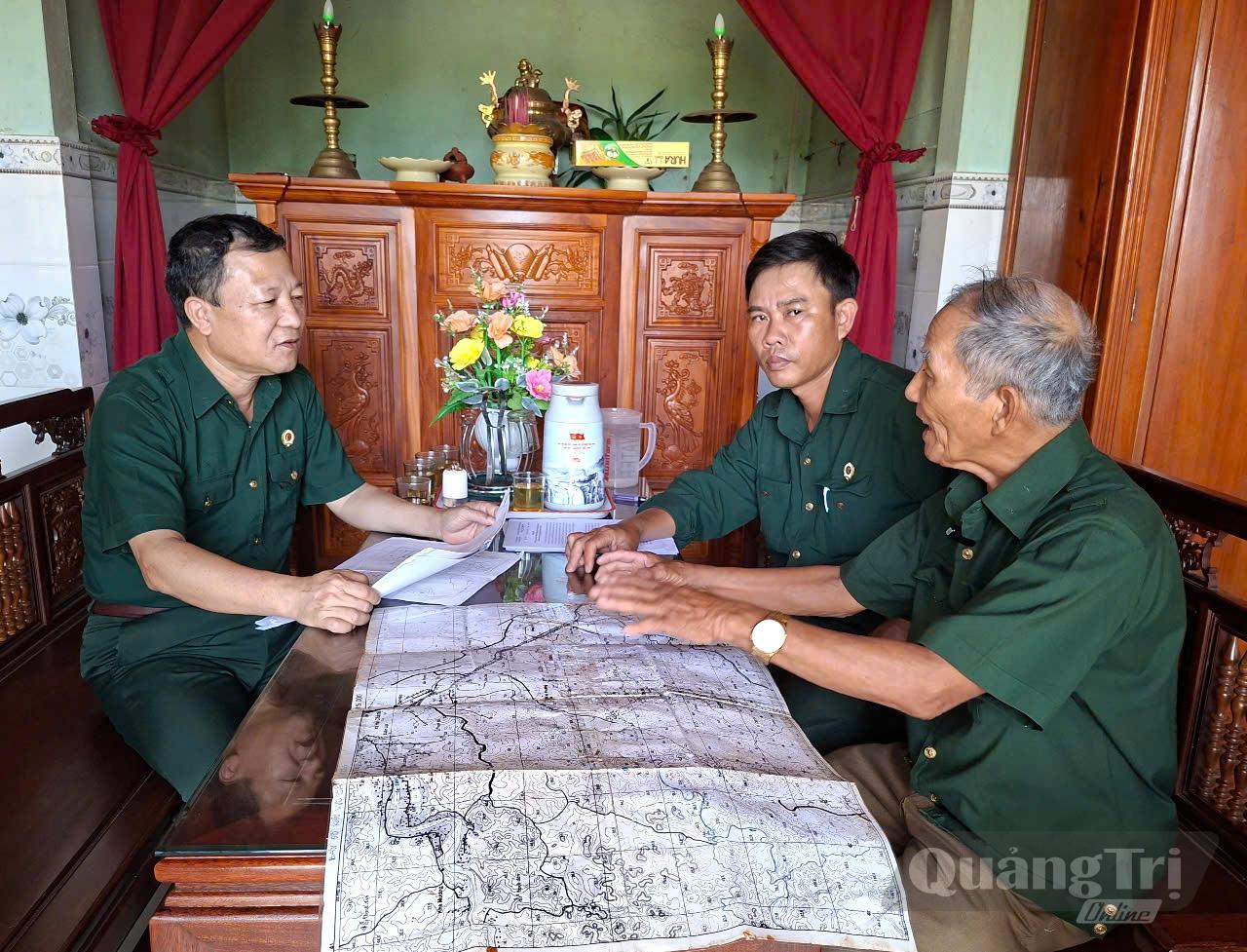 Ông Nguyên Hữu Hòa, hội viên cựu chiến binh xã Nam Hải Lăng (bên phải ảnh) trò chuyện, trao đổi kinh nghiệm tuyên truyền cung cấp thông tin tìm kiếm, quy tập hài cốt liệt sĩ - Ảnh: V.M