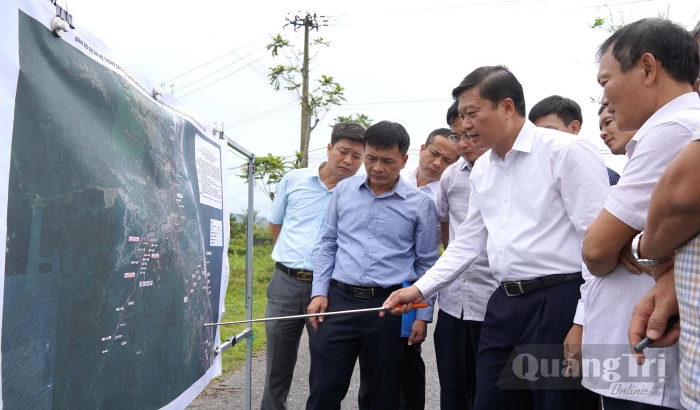 Đồng chí Chủ tịch UBND tỉnh khảo sát địa điểm xây dựng nhà ga của dự án Đường sắt tốc độ cao Bắc-Nam