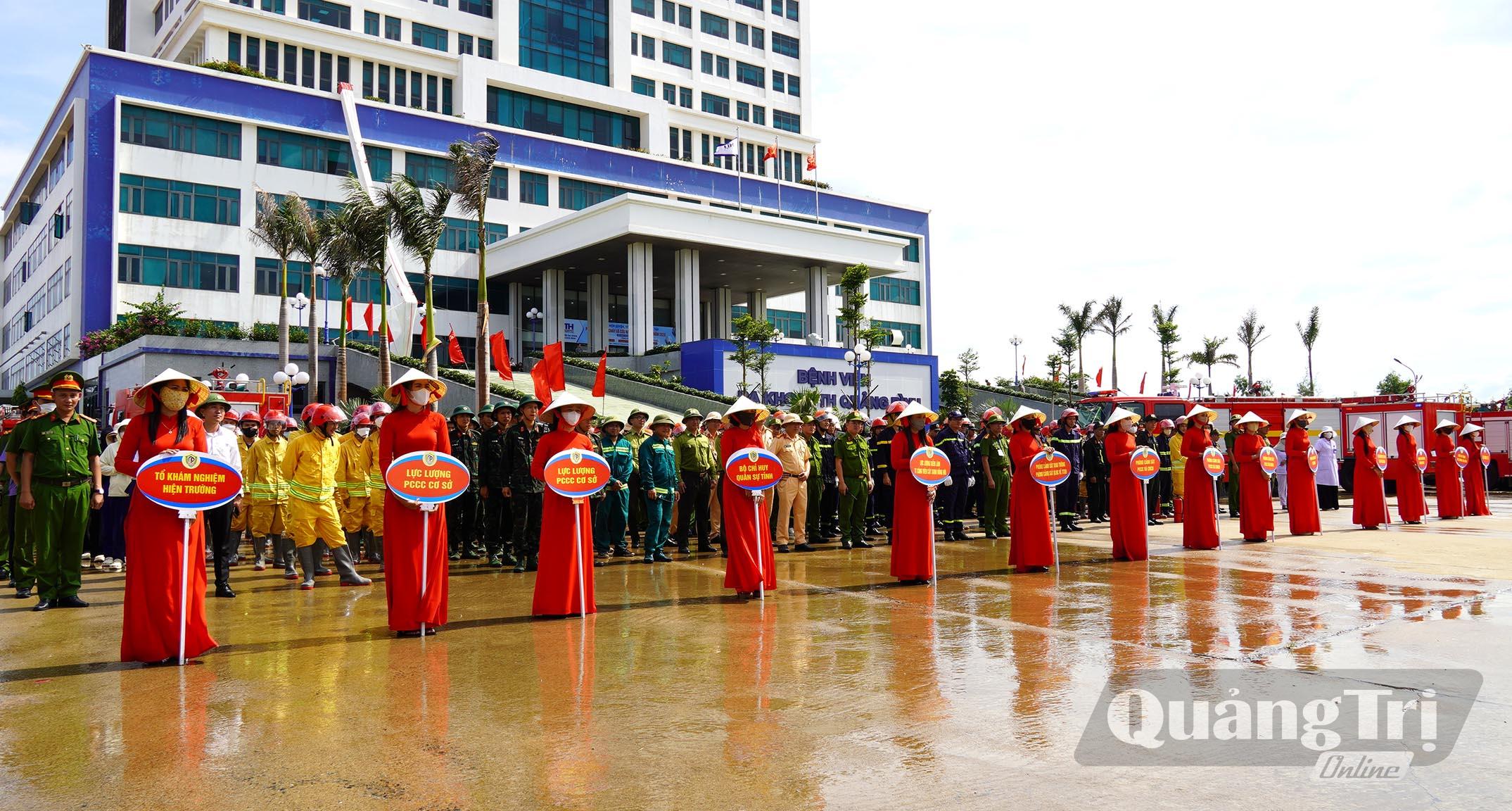 Các đơn vị, lực lượng tham gia tổng duyệt diễn tập - Ảnh: C.H