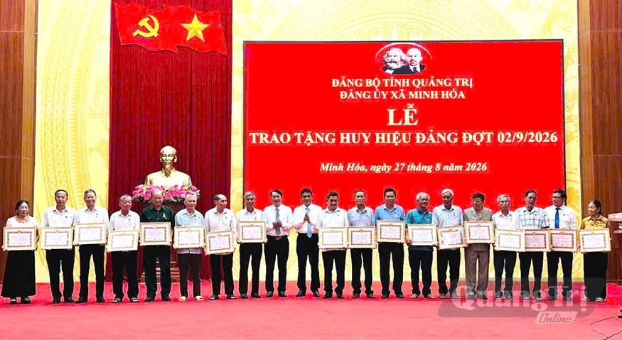 Lãnh đạo Đảng ủy xã Minh Hóa trao tặng Huy hiệu Đảng cho các đảng viên - Ảnh: C.T