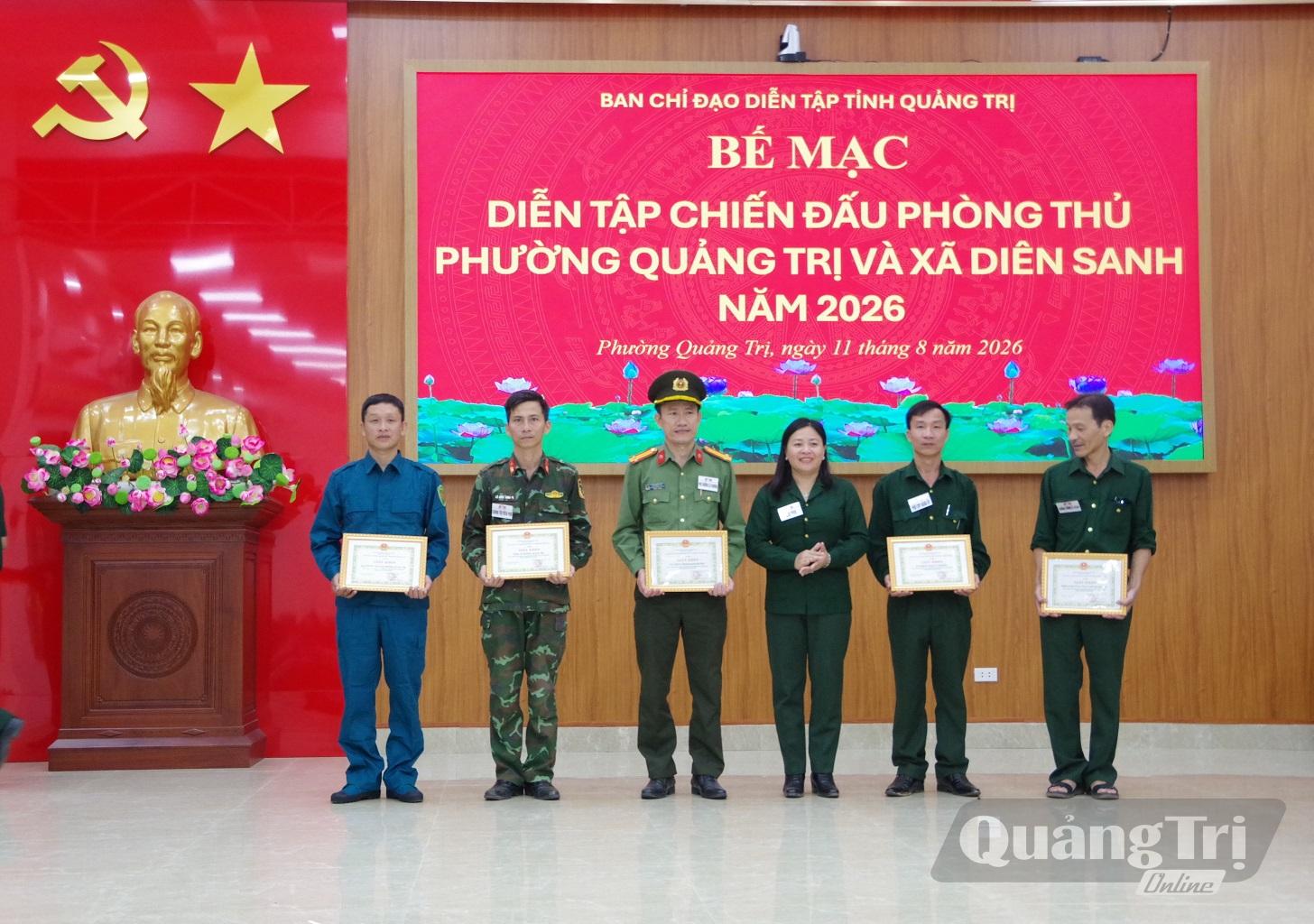 Lãnh đạo phường Quảng Trị tặng Giấy khen cho các tập thể có thành tích xuất sắc trong thực hiện nhiệm vụ diễn tập chiến đấu trong khu vực phòng thủ phường Quảng Trị năm 2026.