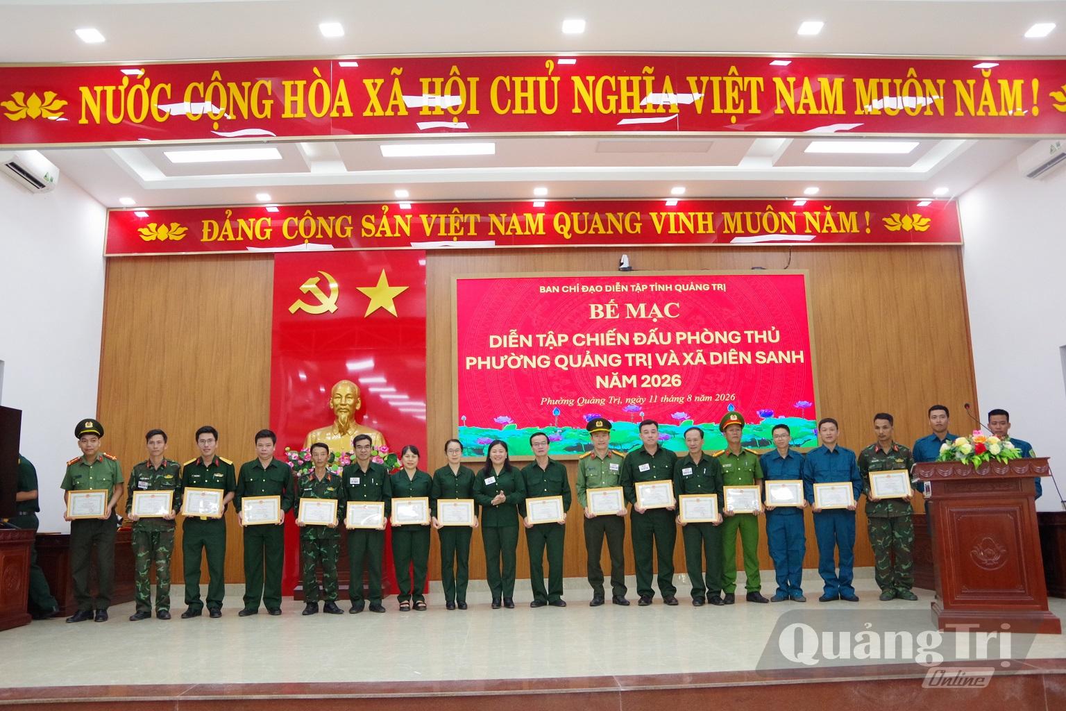 Lãnh đạo phường Quảng Trị tặng Giấy khen cho các cá nhân có thành tích xuất sắc trong thực hiện nhiệm vụ diễn tập chiến đấu trong khu vực phòng thủ phường Quảng Trị năm 2026 - Ảnh: X.D