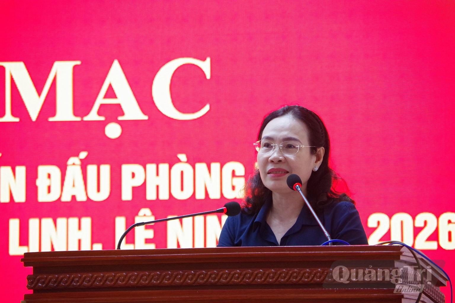 Đồng chí Phạm Thị Hân - Ủy viên Ban Thường vụ Tỉnh ủy, Phó Chủ tịch Thường trực HĐND tỉnh, Phó Trưởng Ban Tổ chức diễn tập tỉnh phát biểu bế mạc diễn tập chiến đấu phòng thủ xã Vĩnh Hoàng, Vĩnh Linh, Lệ Ninh năm 2026 - Ảnh: X.D