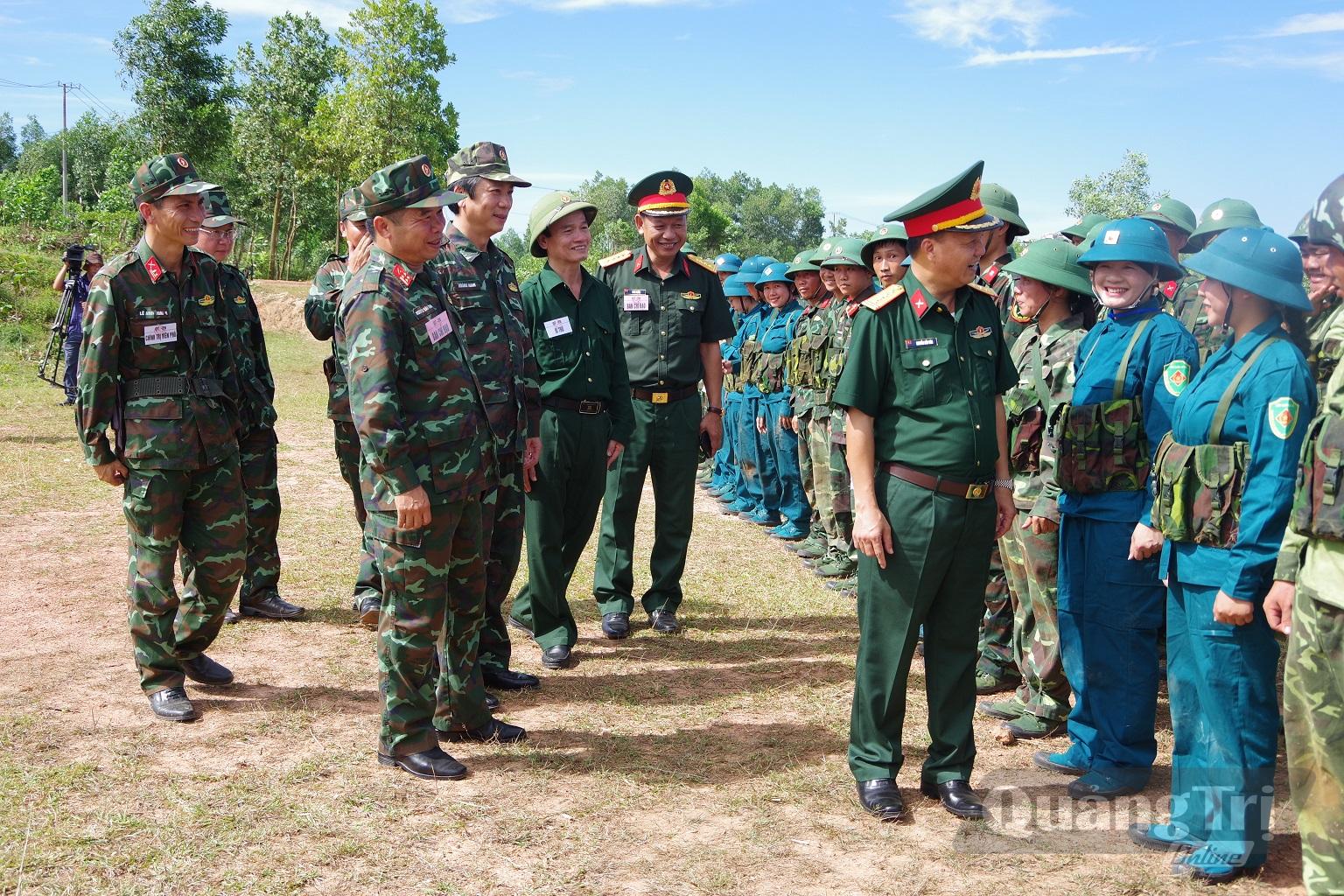 Thủ trưởng Quân khu, Ban Chỉ đạo, Ban tổ chức tỉnh và phường Quảng Trị, xã Diên Sanh động viên tặng quà cho các lực lượng tham gia thực binh tập kích địch tạm dừng - Ảnh: X.D