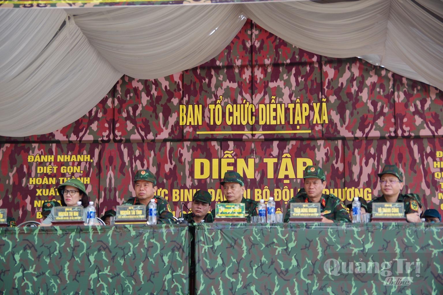 Ban Chỉ đạo diễn tập tỉnh và lãnh đạo cho phường Đông Hà và xã Nam Cửa Việt tặng quà, động viên các lực thượng tham gia thực binh với đề mục “ Đại đội bộ đội địa phương phối hợp với các lực lượng tiến công địch đổ bộ đường biển” - Ảnh: X.D