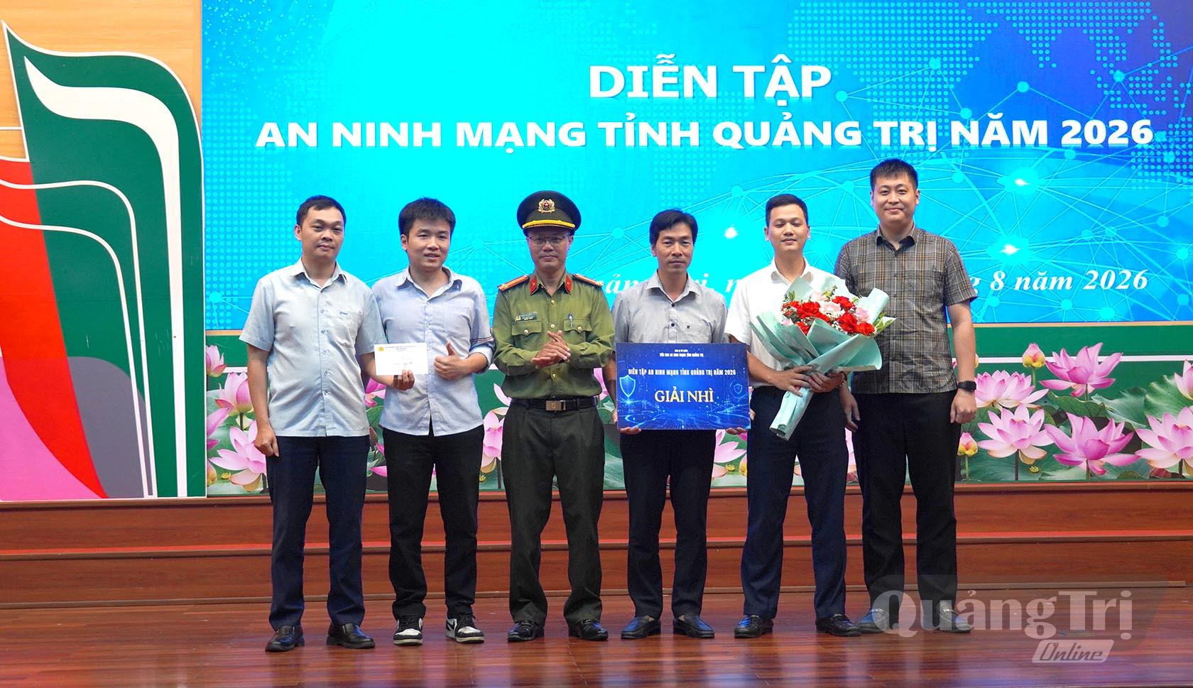 Ban tổ chức trao giải nhất cho đội … - Ảnh: C.H