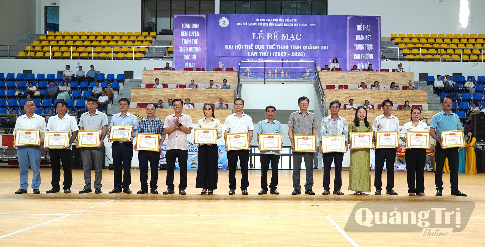 Lãnh đạo Sở Văn hóa, Thể thao và Du lịch tặng giấy khen cho các tập thể, cá nhân đạt thành tích tại Đại hội Thể dục thể thao lần thứ I - Ảnh: C.H 