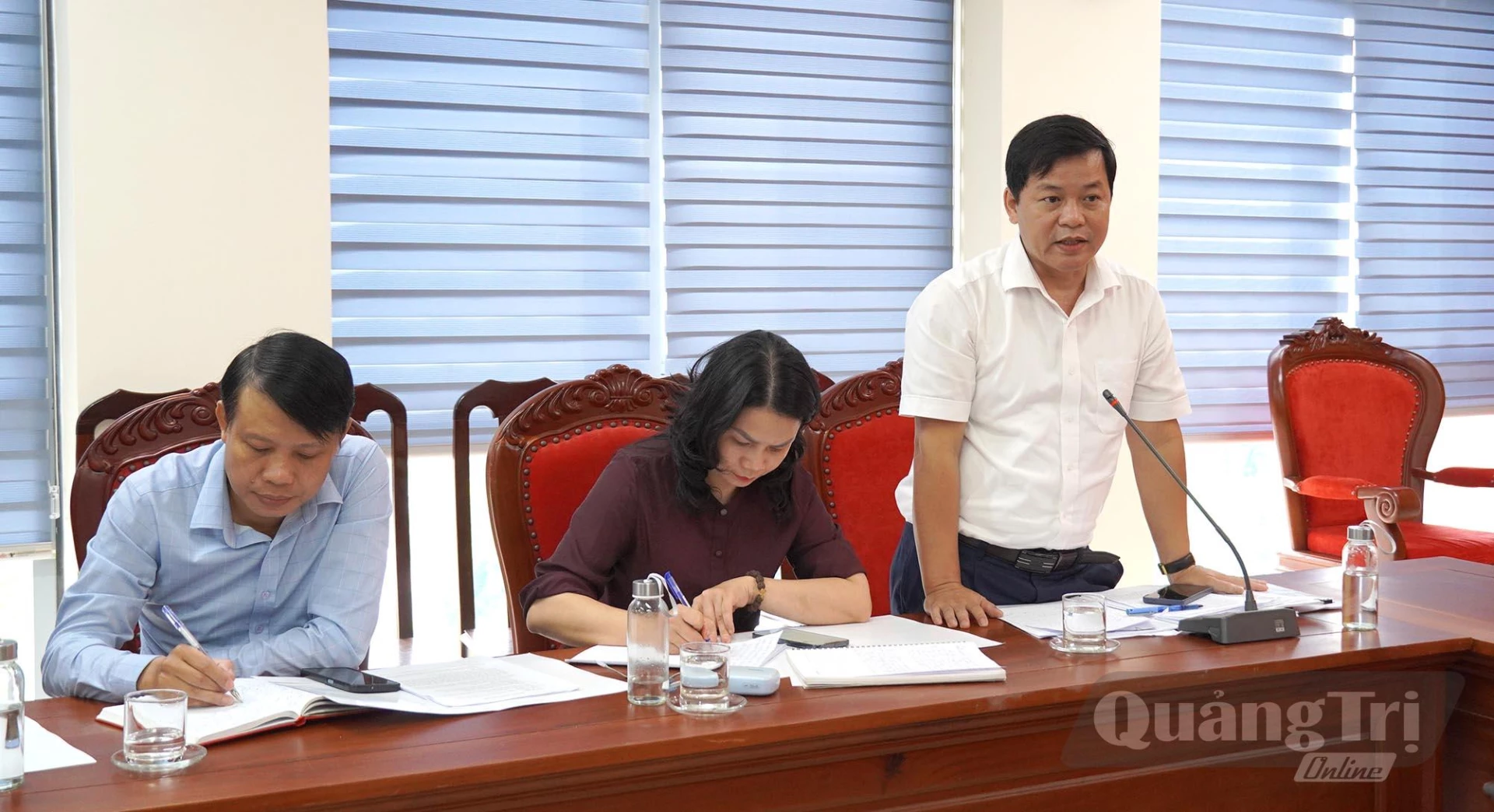 Đồng chí Trần Ngọc Ánh, Phó Trưởng Ban Tuyên giáo và Dân vận Tỉnh ủy trao đổi với đoàn công tác - Ảnh: C.H