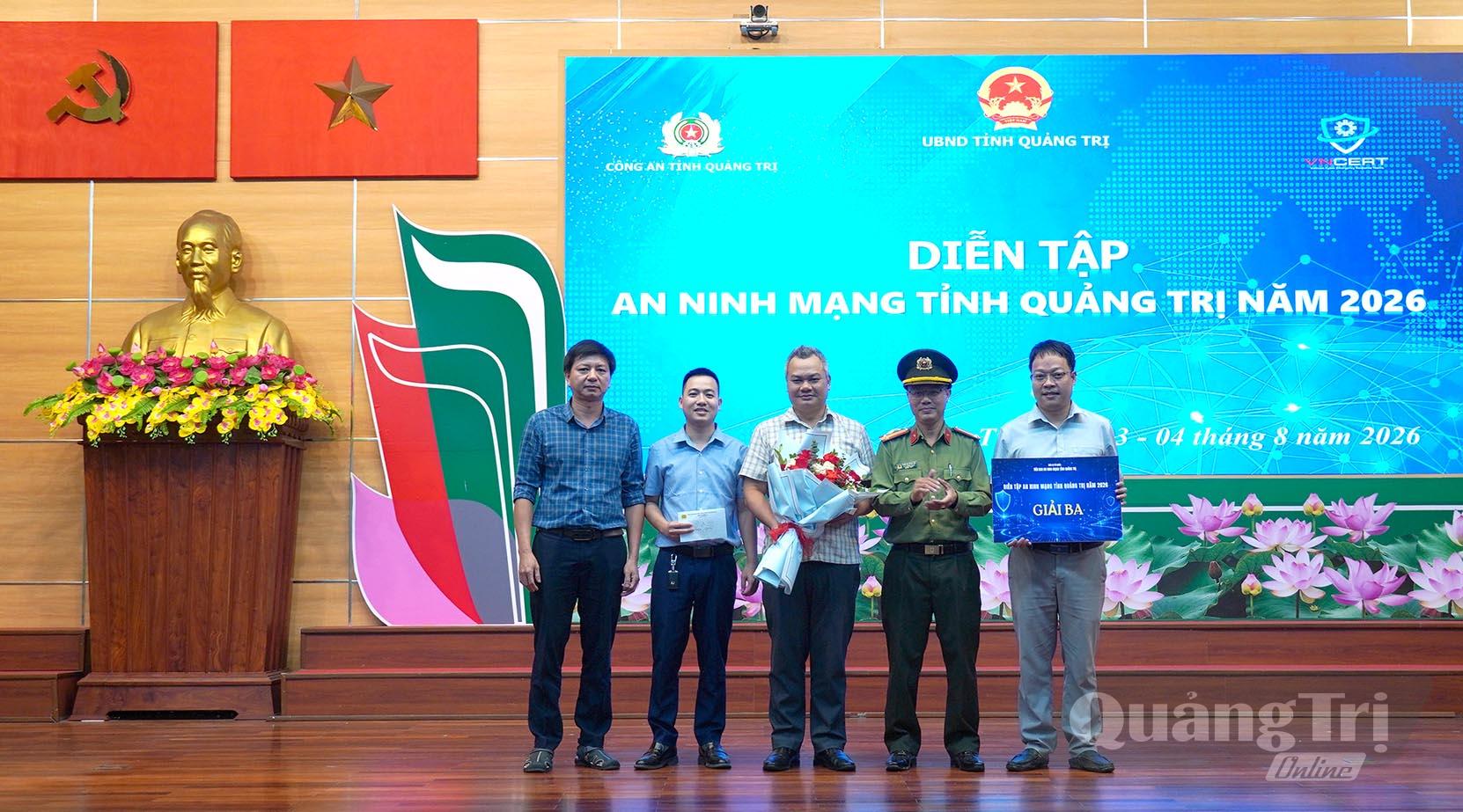 Ban tổ chức trao giải nhất cho đội … - Ảnh: C.H
