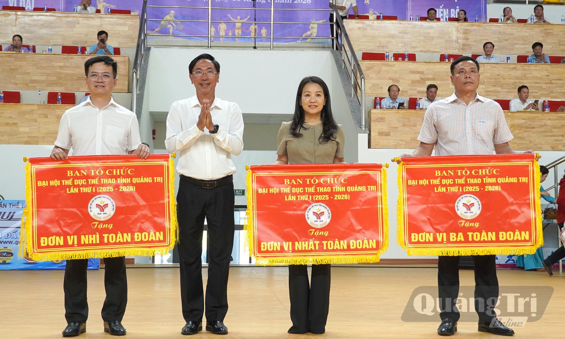Lãnh đạo Sở Văn hóa, Thể thao và Du lịch tặng giấy khen cho các tập thể, cá nhân đạt thành tích tại Đại hội Thể dục thể thao lần thứ I - Ảnh: C.H 