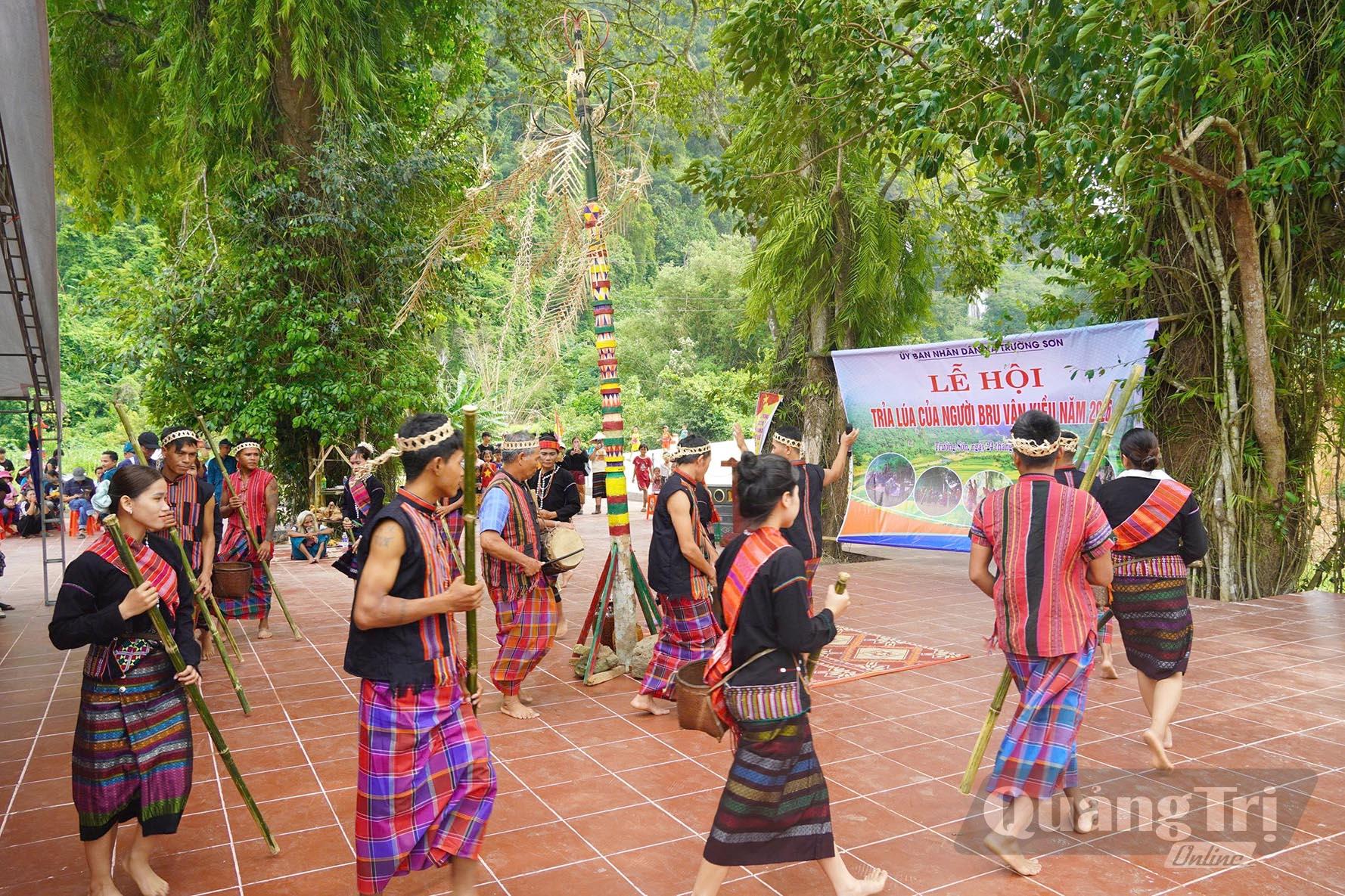 Các đại biểu dự lễ hội: Ảnh - Đ. T