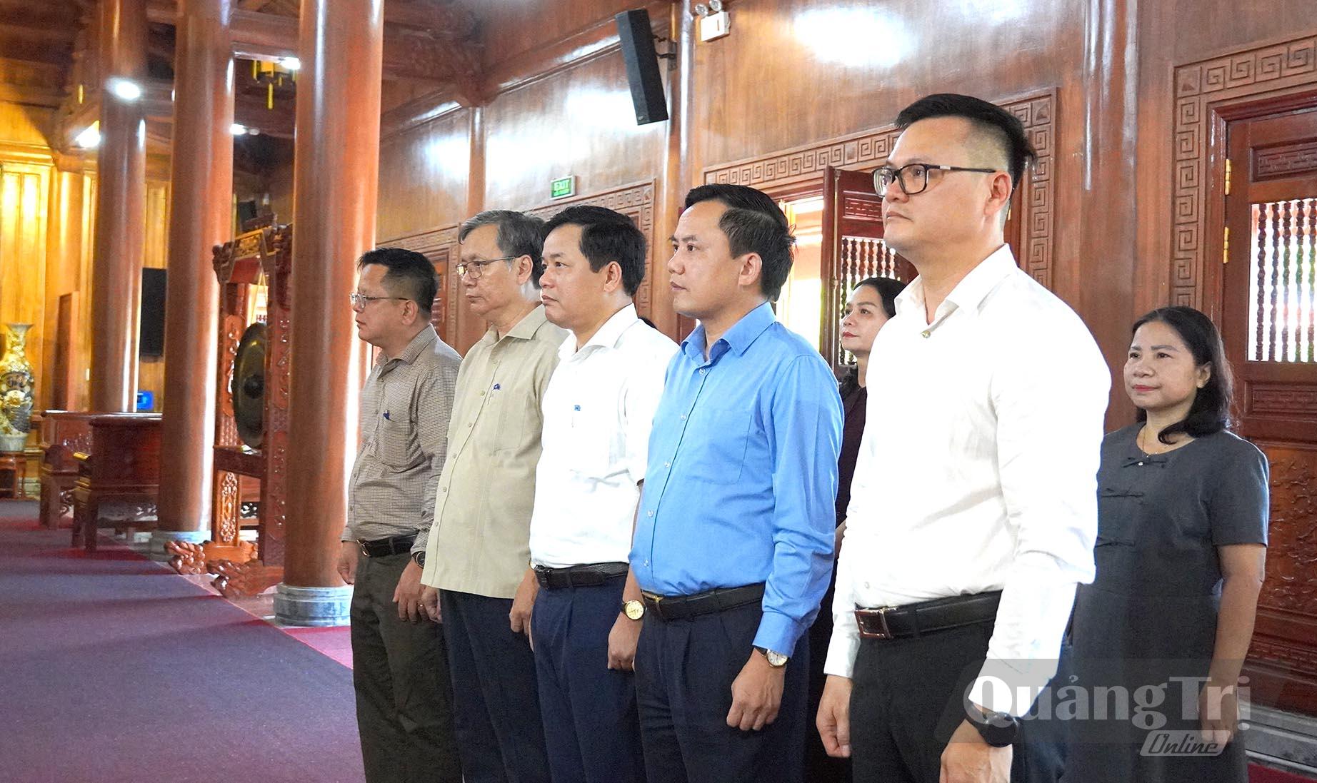 đoàn công tác của Tạp chí Cộng sản đã đến dâng hương, dâng hoa tại Đền thờ Bác Hồ và các anh hùng liệt sĩ.