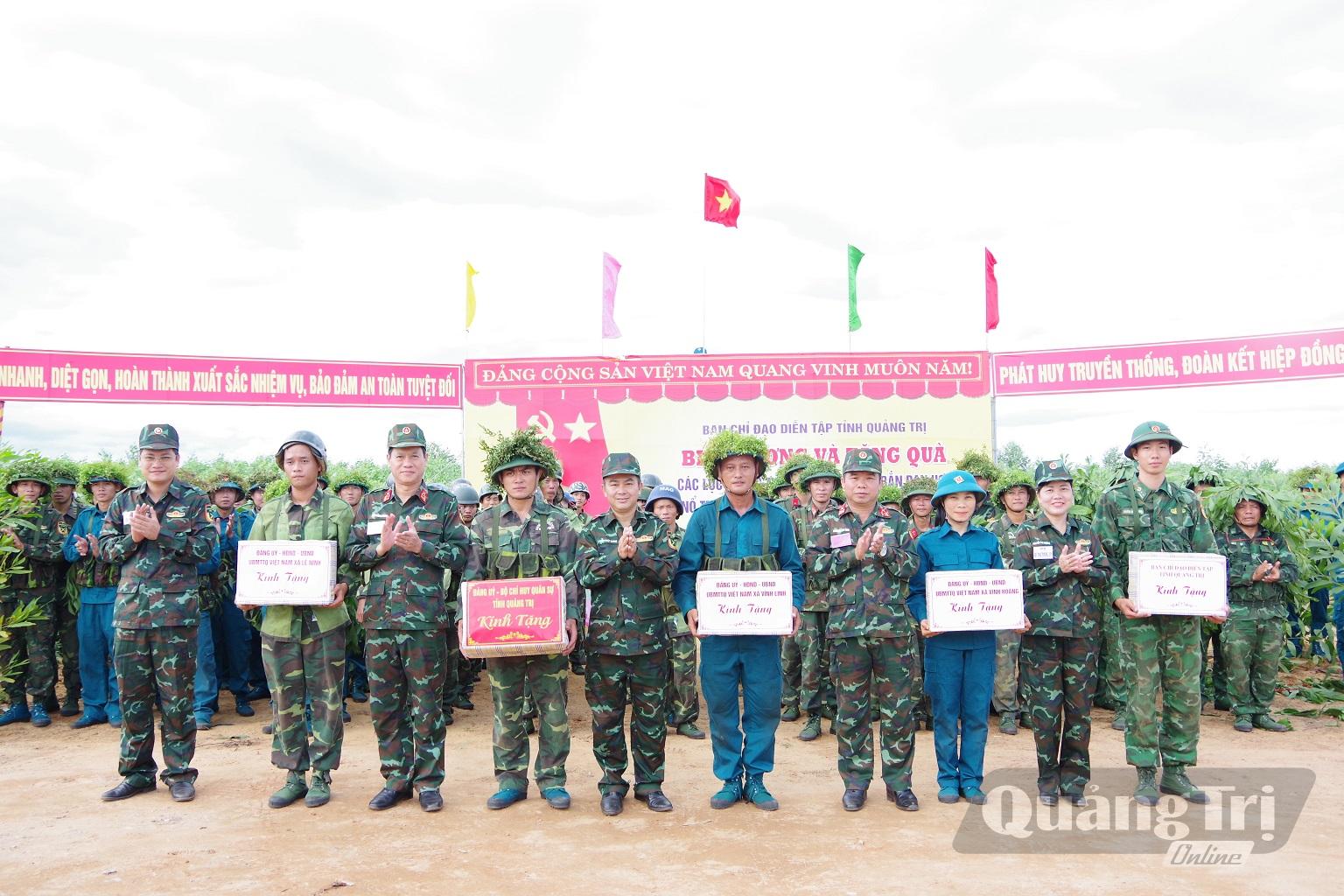 Ban Chỉ đạo diễn tập tỉnh và lãnh đạo các xã Vĩnh Hoàng, Vĩnh Linh, Lệ Ninh năm 2026 tặng quà, động viên các lực thượng tham gia thực binh “Đại đội xã chiến đấu phục kích” - Ảnh: X.D