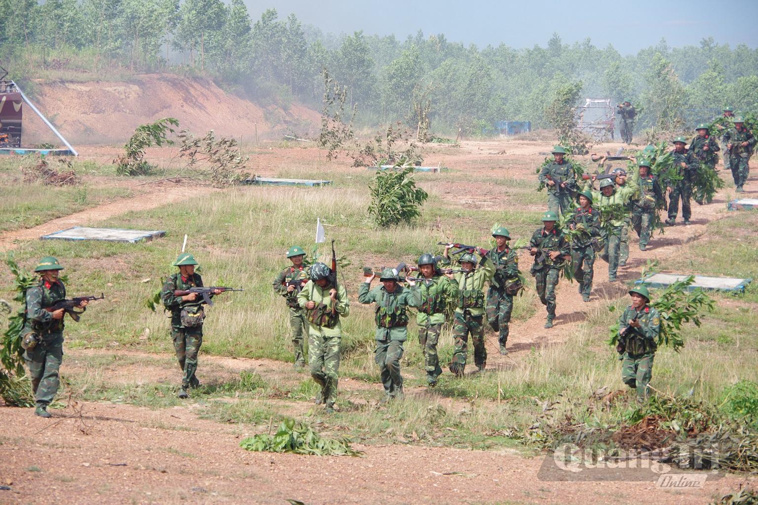 Các lực lượng tham gia thực binh tập kích địch tạm dừng - Ảnh: X.D