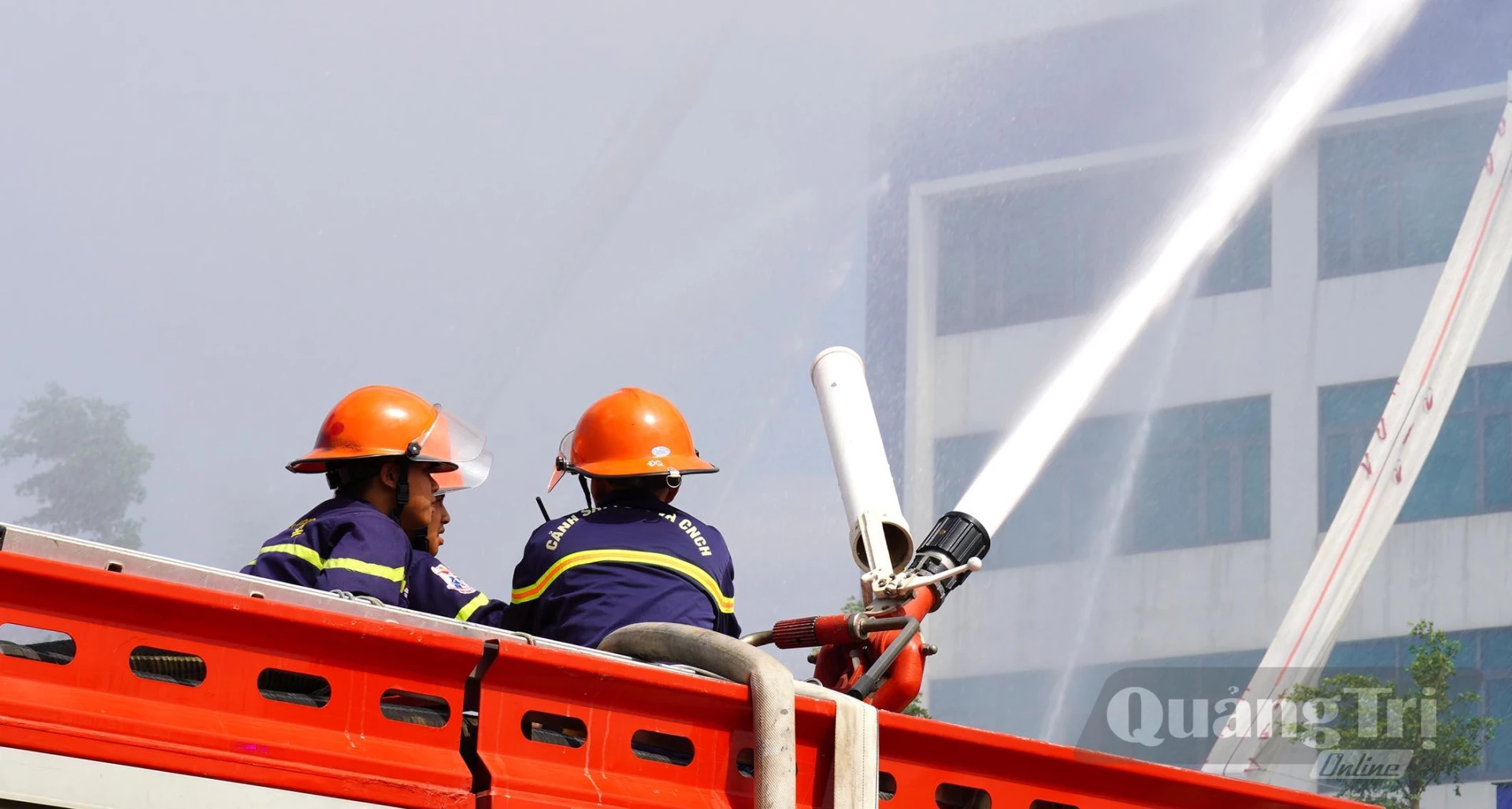 Các lực lượng, phương tiện tham gia tổng duyệt diễn tập - Ảnh: C.H